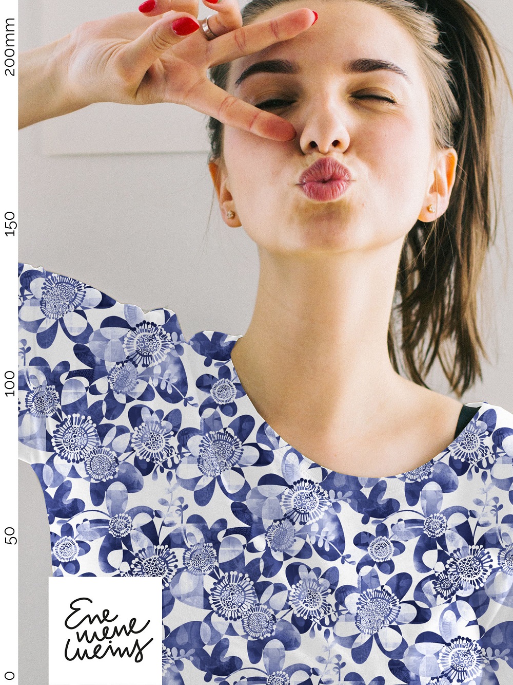 Bio Webware Stoff - LilleBlu - Enemenemeins, blau, Floral & Blumen, 100% Bio-Baumwolle Bio Webware Stoff - LilleBlu - Enemenemeins, blau, Floral & Blumen, 100% Bio-Baumwolle