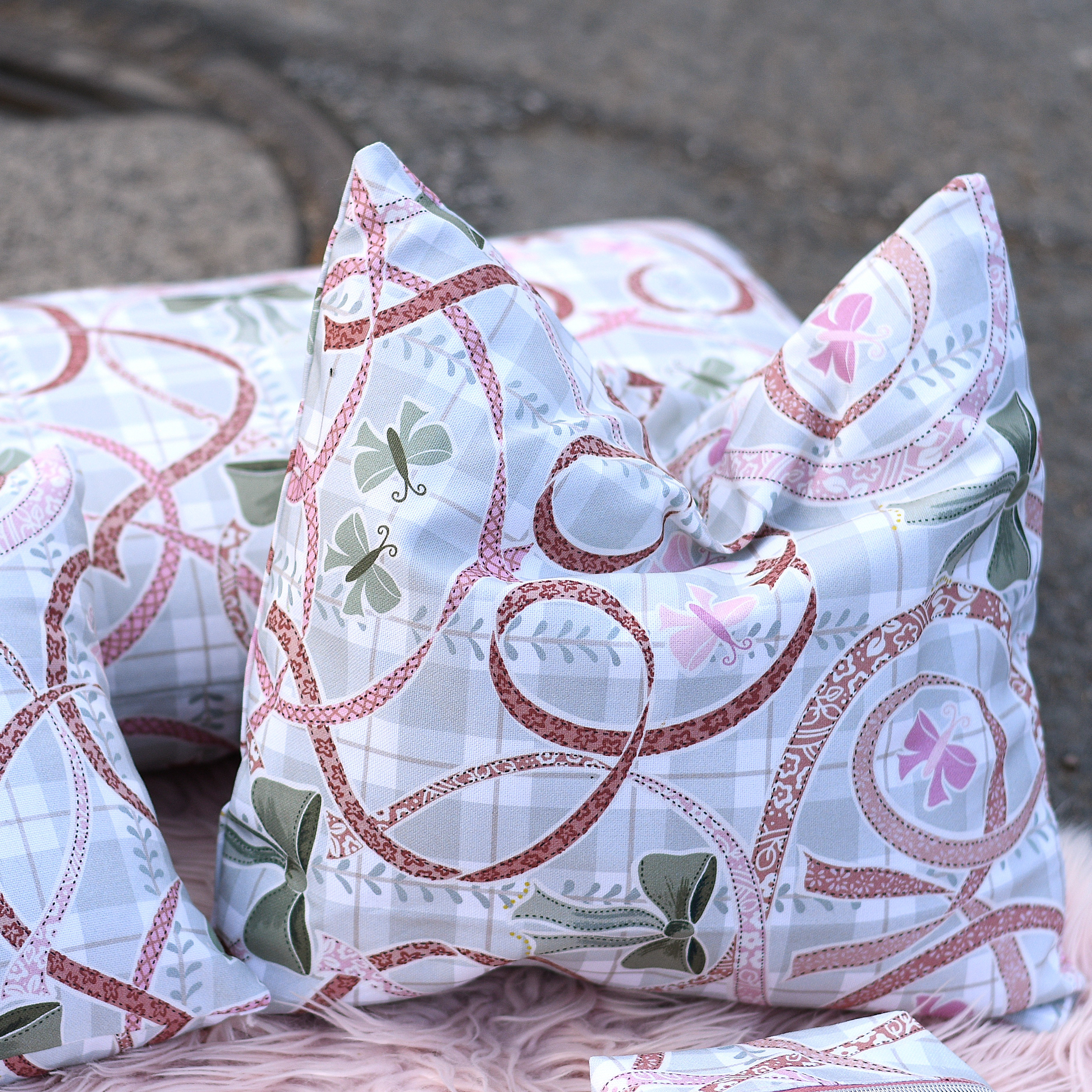 Bio Stoff - Preppy Ribbons And Bows Sage Green von Annick in grün