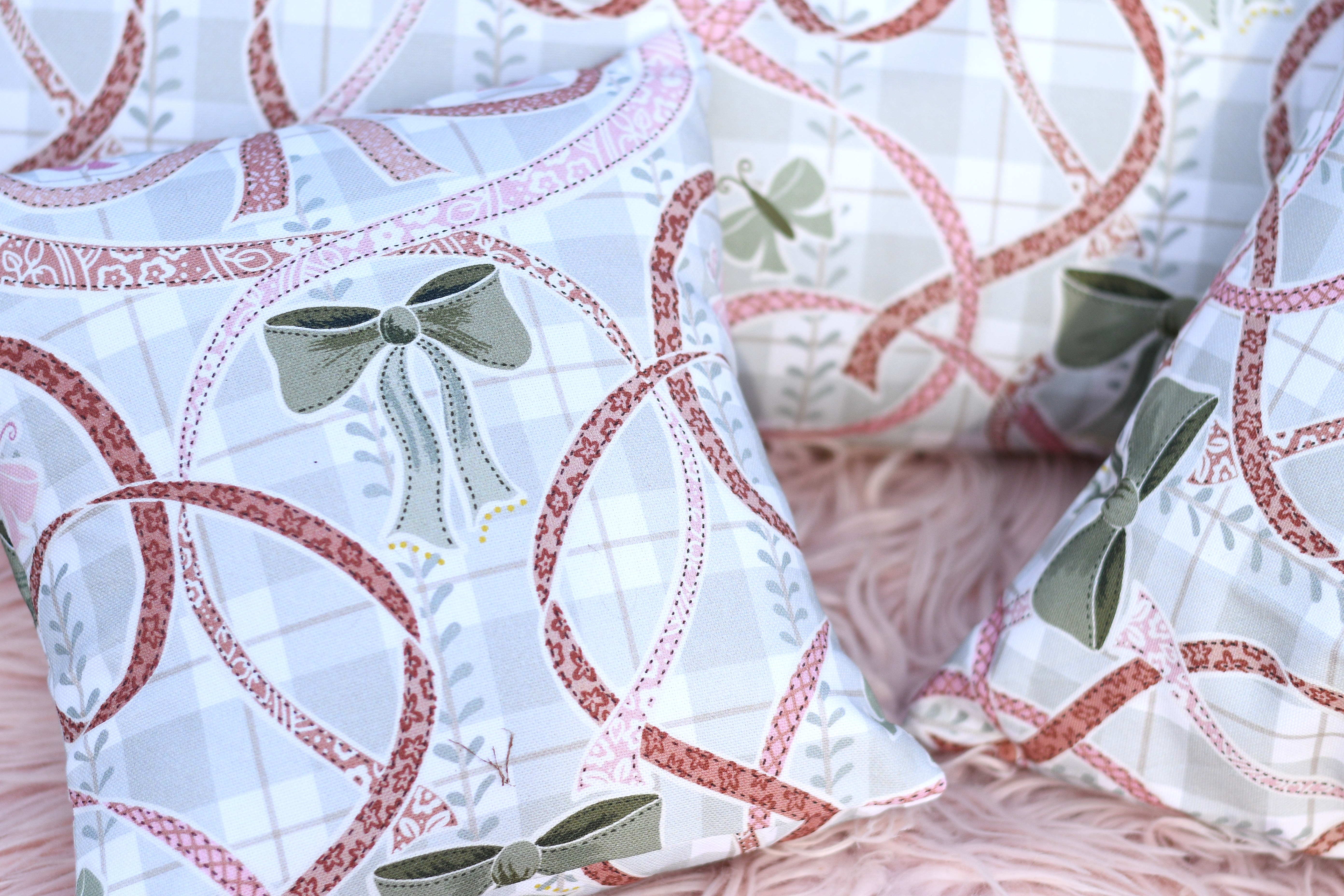 Bio Stoff - Preppy Ribbons And Bows Sage Green von Annick in grün