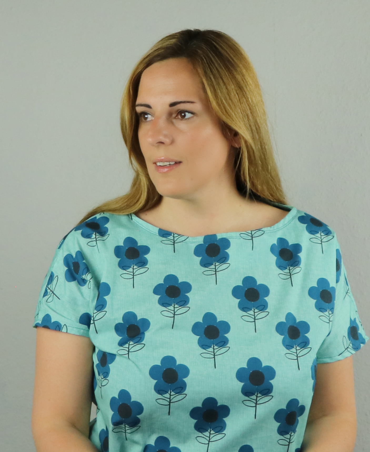 Scuba Stoff - Retro Flower blue - Enemenemeins, grün, Natur, Floral & Blumen, türkis, blau, petrol, Breite 150 cm Scuba Stoff - Retro Flower blue - Enemenemeins, grün, Natur, Floral & Blumen, türkis, blau, petrol, Breite 150 cm