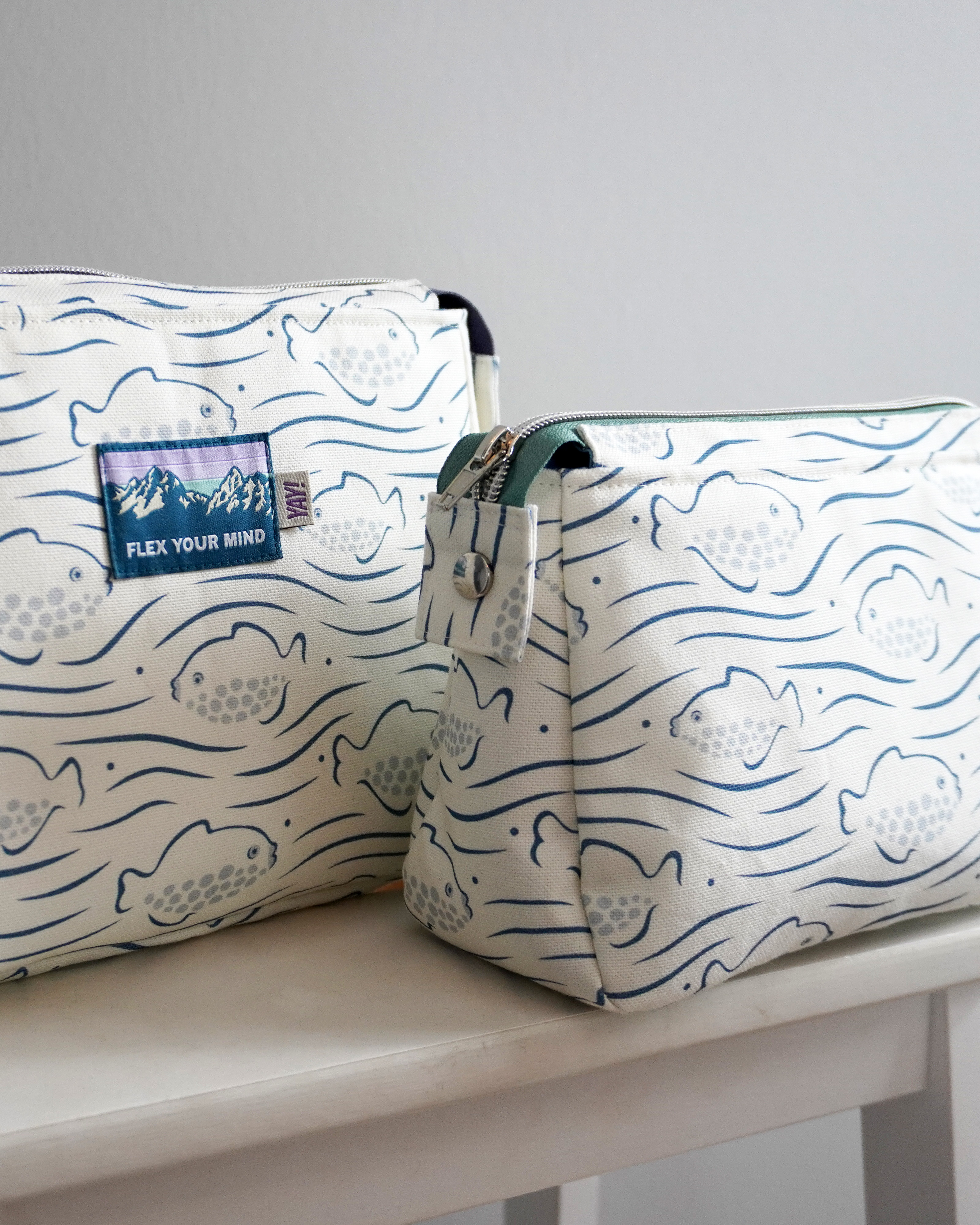 Organic fabric - Fische im Wellenspiel