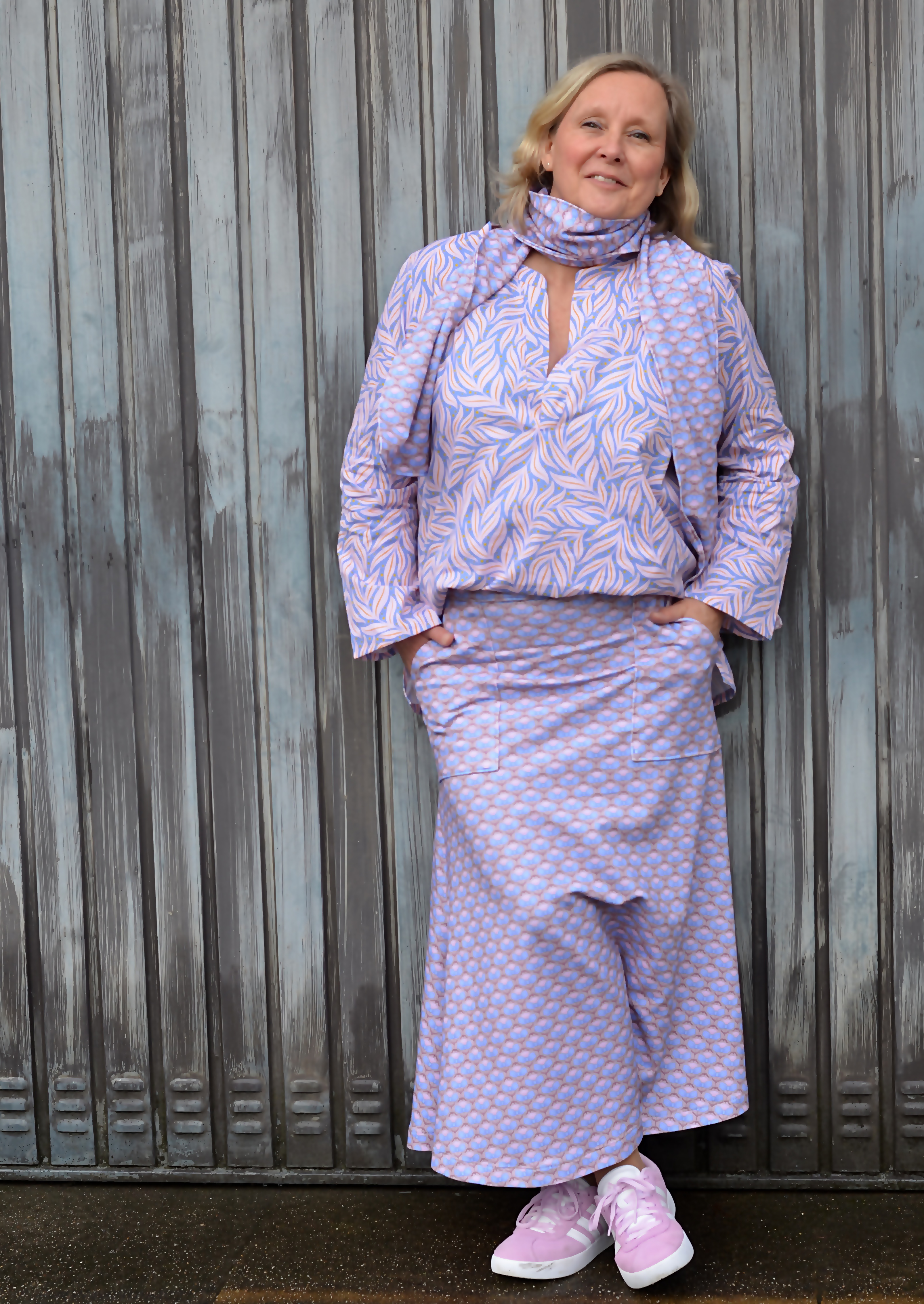 Bio Stoff  - Preppy Spring Flowing Leaves pink, blau