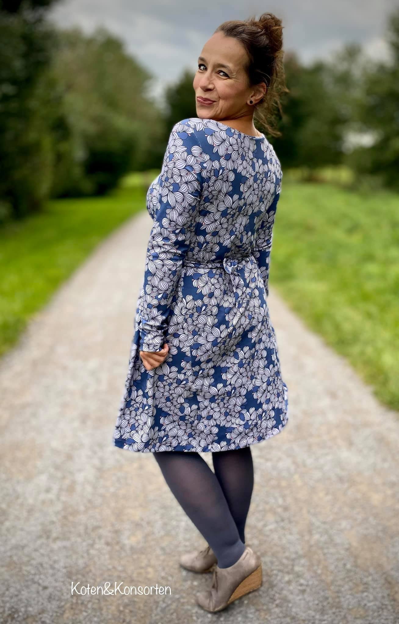 Bio Webware Stoff - Coralie - Enemenemeins, blau, Floral & Blumen, 100% Bio-Baumwolle Bio Webware Stoff - Coralie - Enemenemeins, blau, Floral & Blumen, 100% Bio-Baumwolle