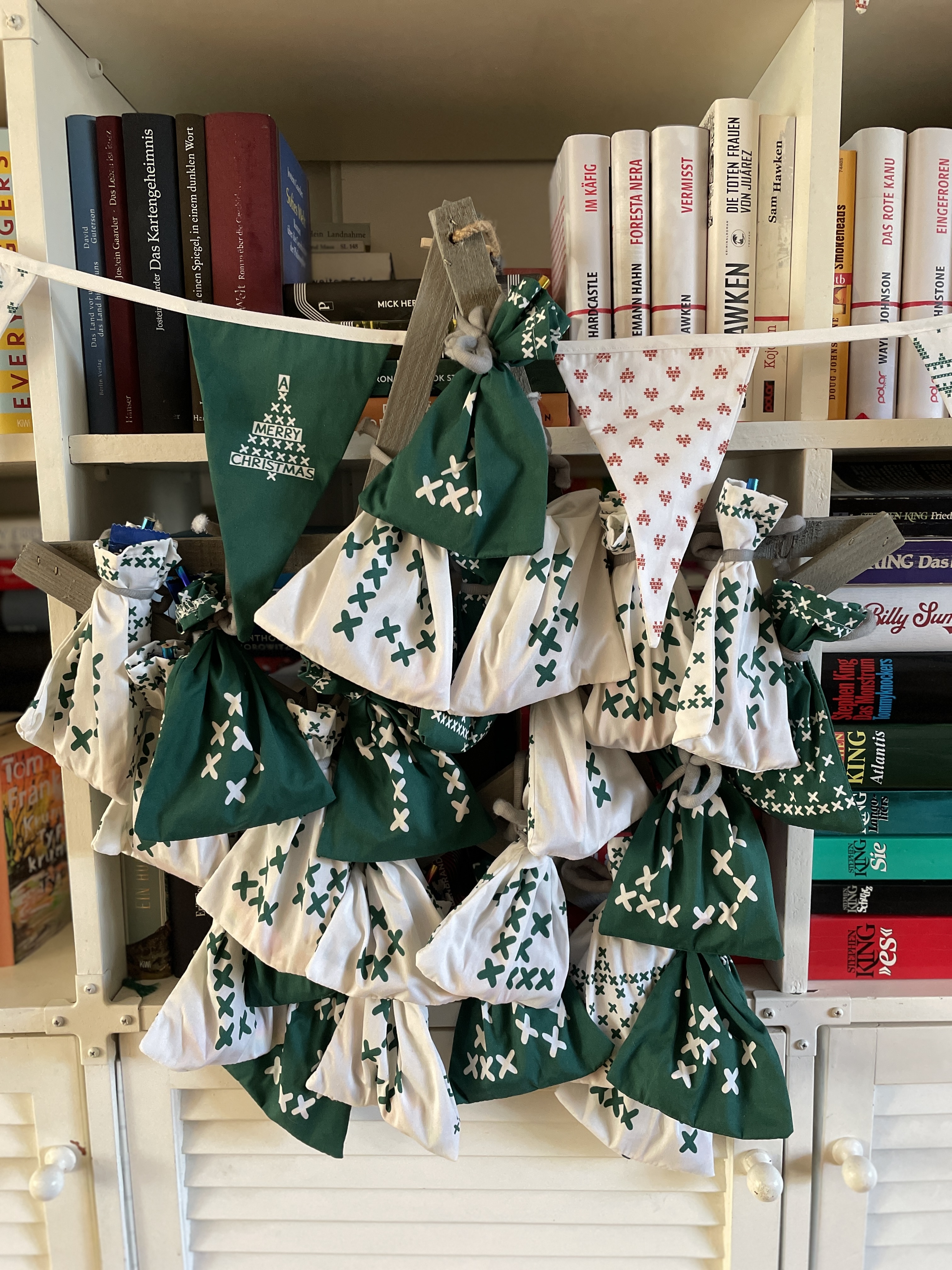 Bio Stoff - 1,5 m Panel Adventskalender Stiefel Kreuzstich Rot von Andrea Muehlbauer in rot