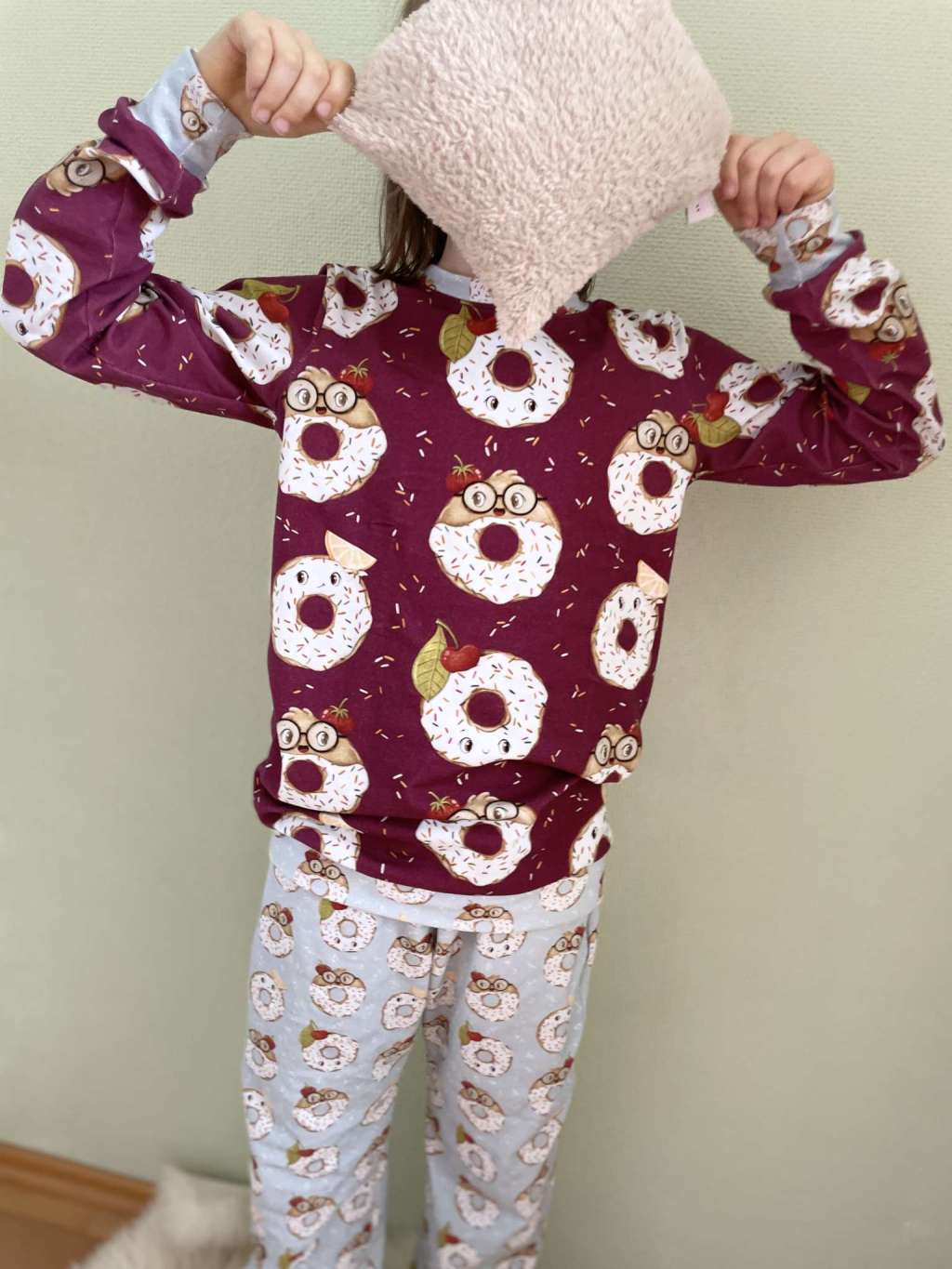 Bio Summersweat Stoff - Donuts Beere - PrettyLittlePigs, bordeaux, Essen Breite 150 cm Bio Summersweat Stoff - Donuts Beere - PrettyLittlePigs, bordeaux, Essen Breite 150 cm