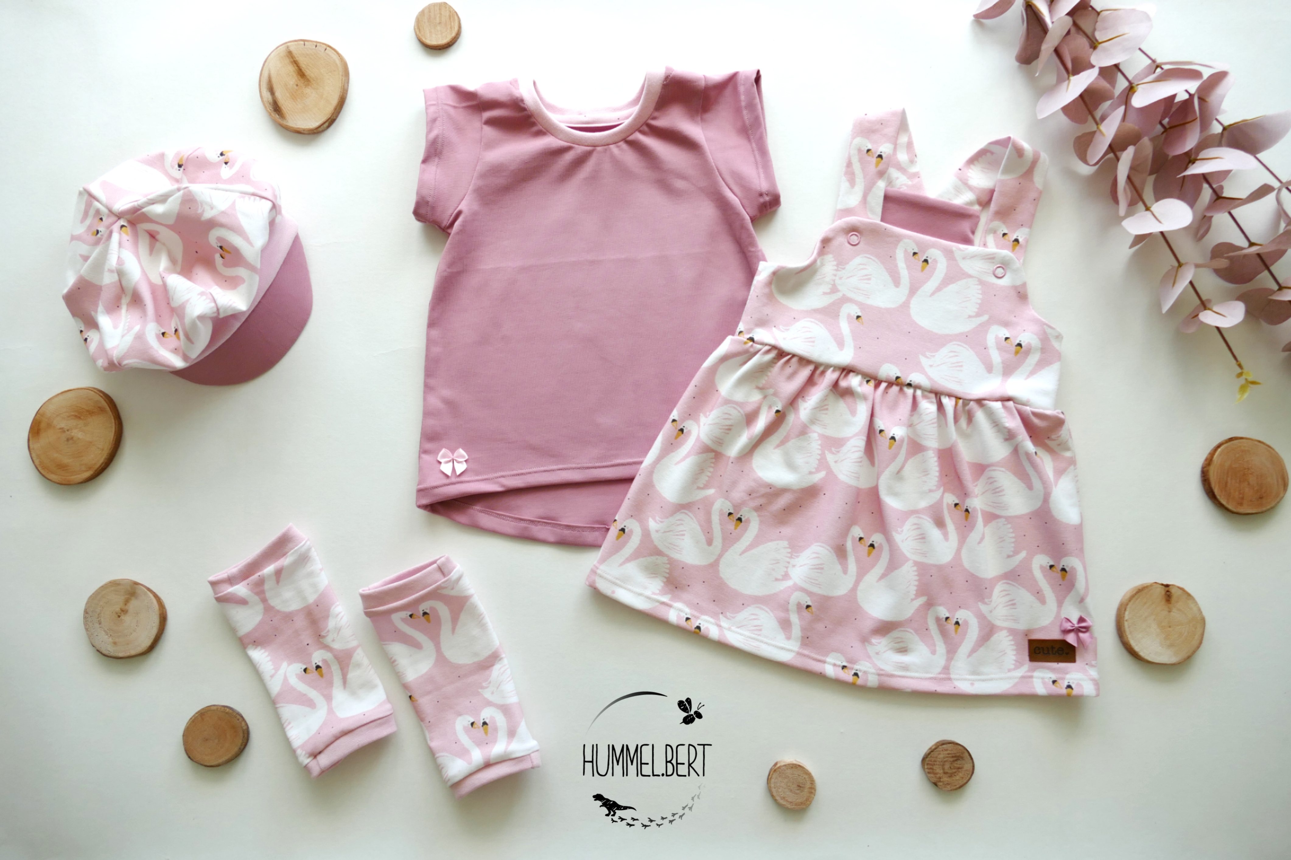 Bio Webware Stoff - Schwänerei - MissPatty, Tiere, rosa, 100% Bio-Baumwolle Bio Webware Stoff - Schwänerei - MissPatty, Tiere, rosa, 100% Bio-Baumwolle