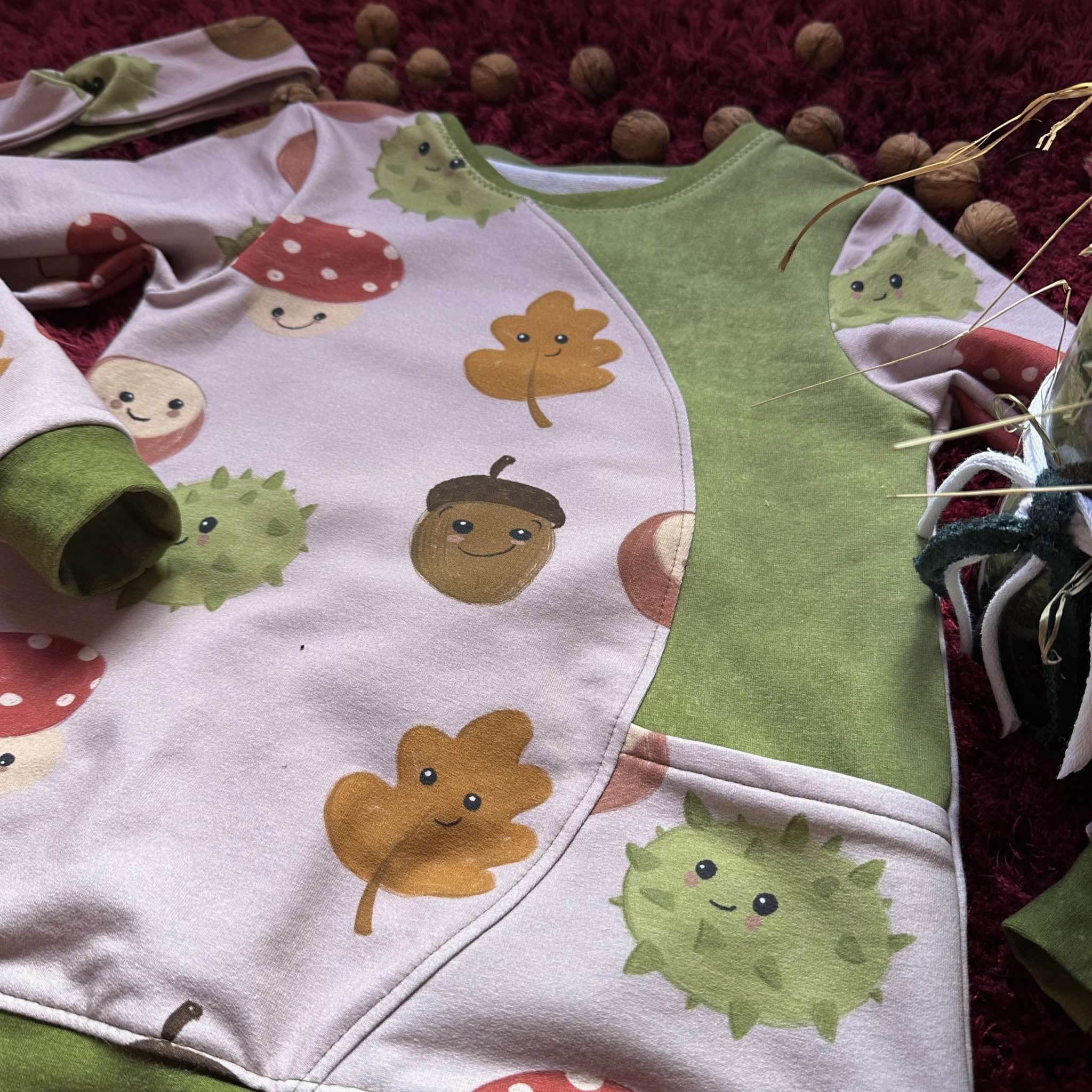 Bio Stoff - Autumn Fruits Green Large by Benito and Maus Illustrations in green Bio Stoff - Autumn Fruits Green Large by Benito and Maus Illustrations in green