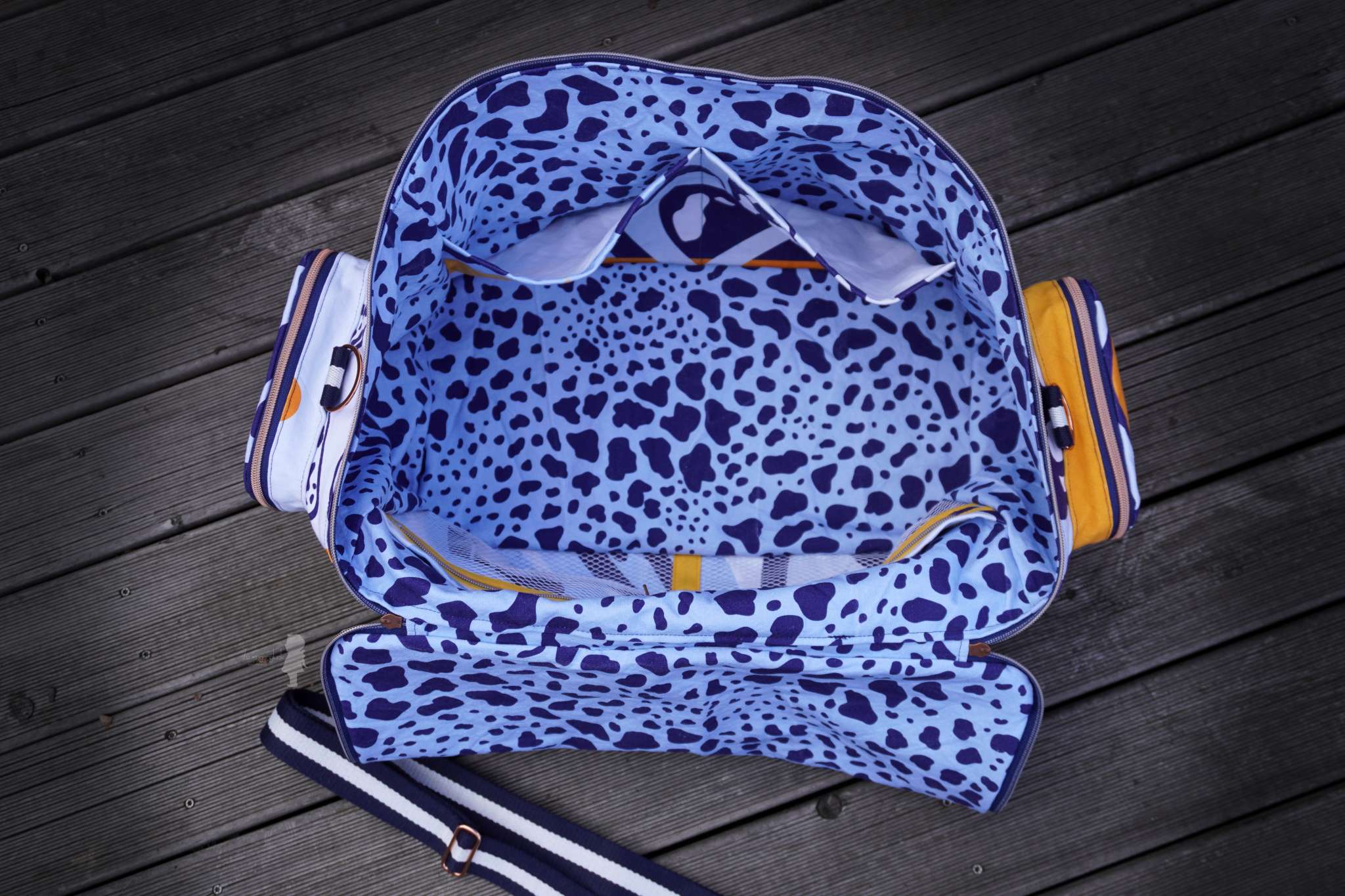 Bio Stoff - Wild Pattern Animalprint Blau von Daniela Bonn in blau
