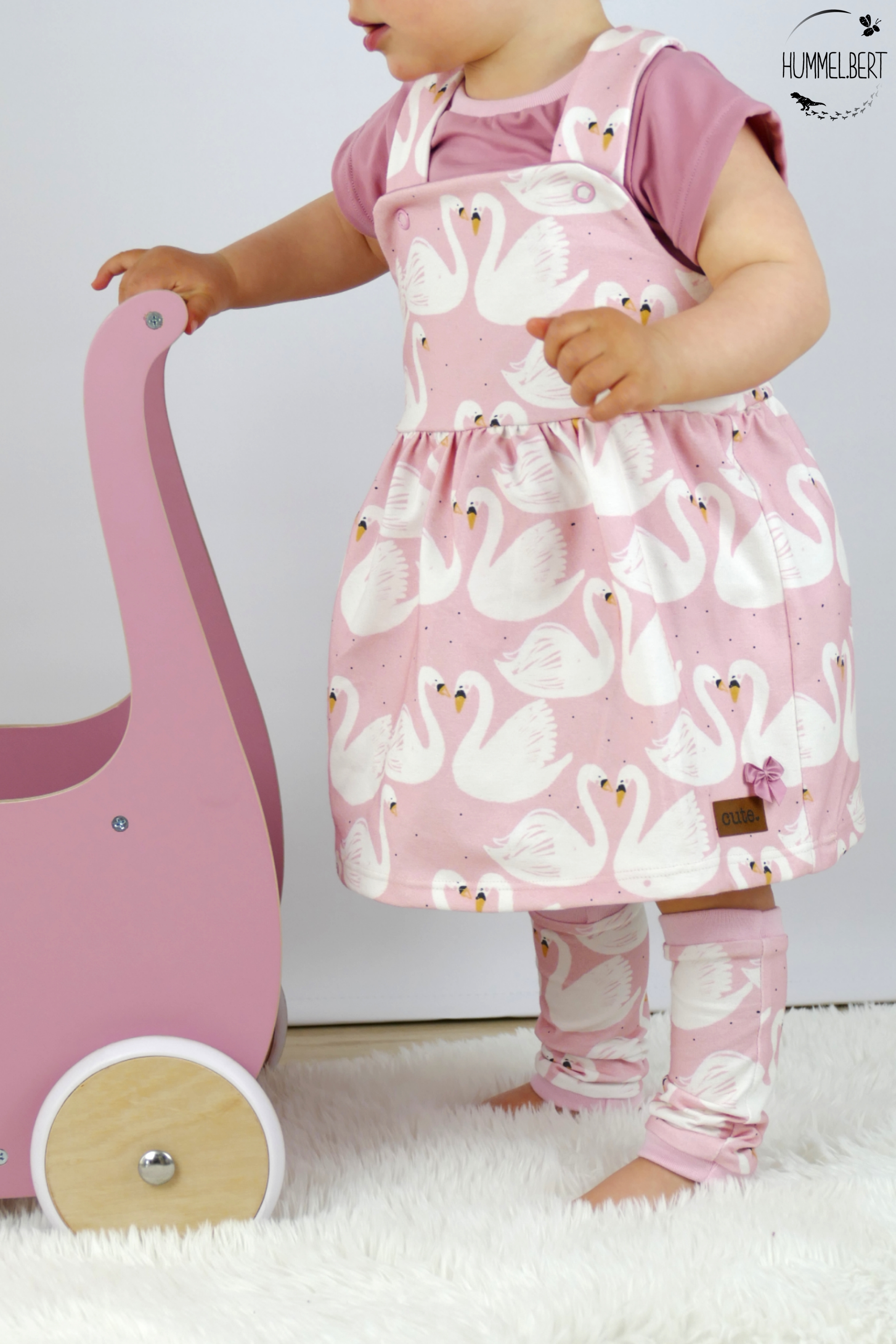 Bio Webware Stoff - Schwänerei - MissPatty, Tiere, rosa, 100% Bio-Baumwolle Bio Webware Stoff - Schwänerei - MissPatty, Tiere, rosa, 100% Bio-Baumwolle