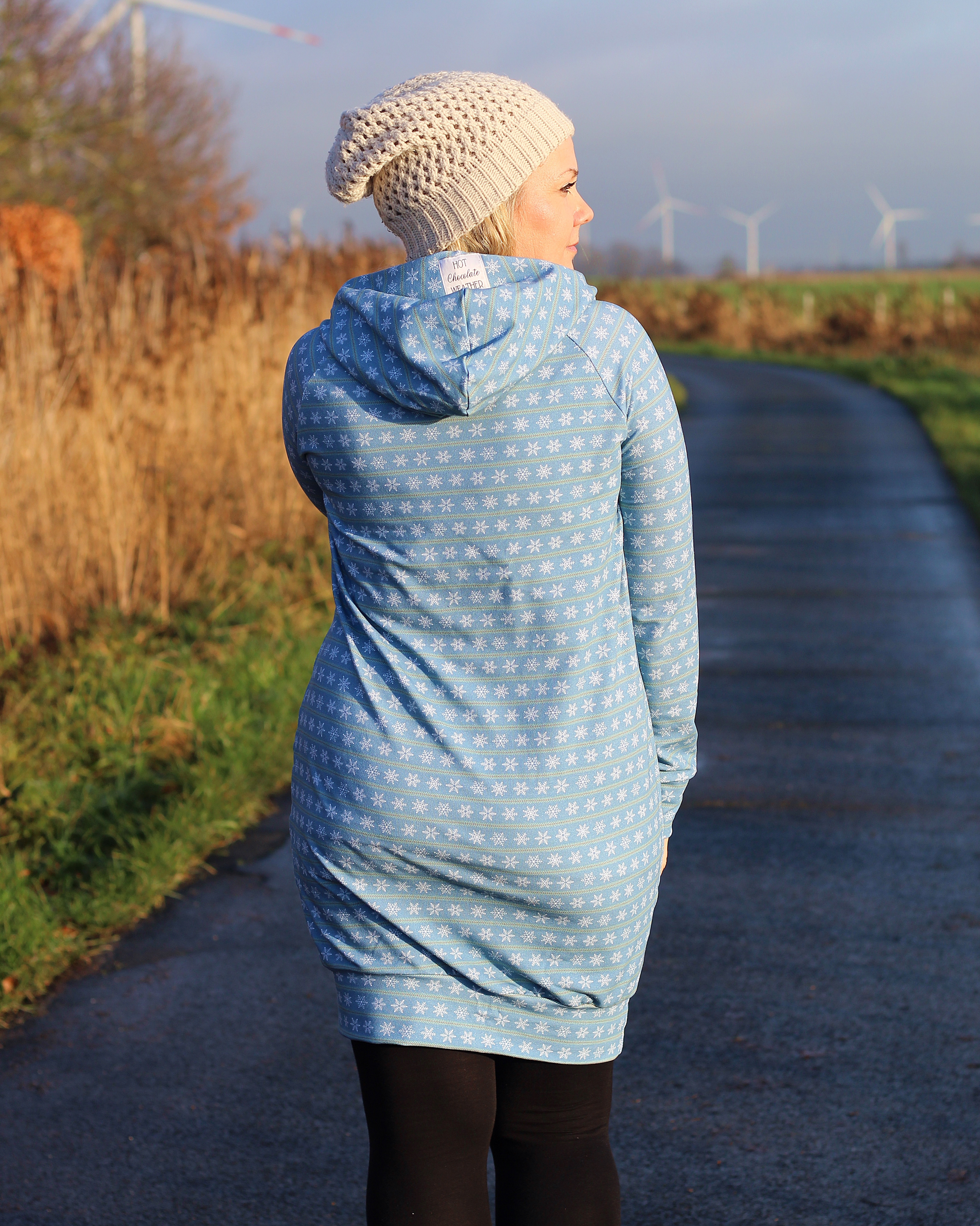 Bio Stoff - Winterliche Streifen mit Schneeflocken hellblau