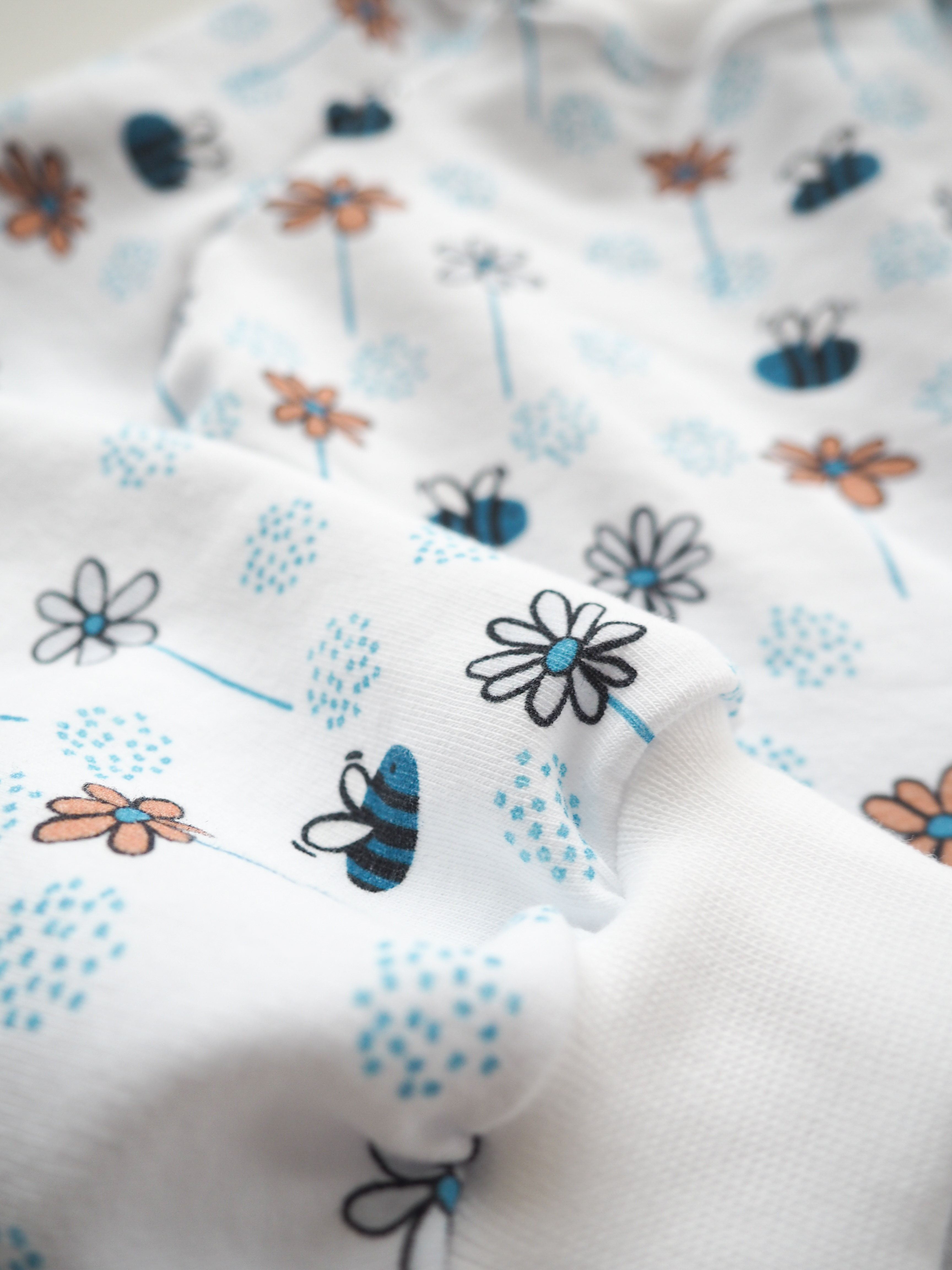 Bio Stoff  - Bienen in Blumen rosa