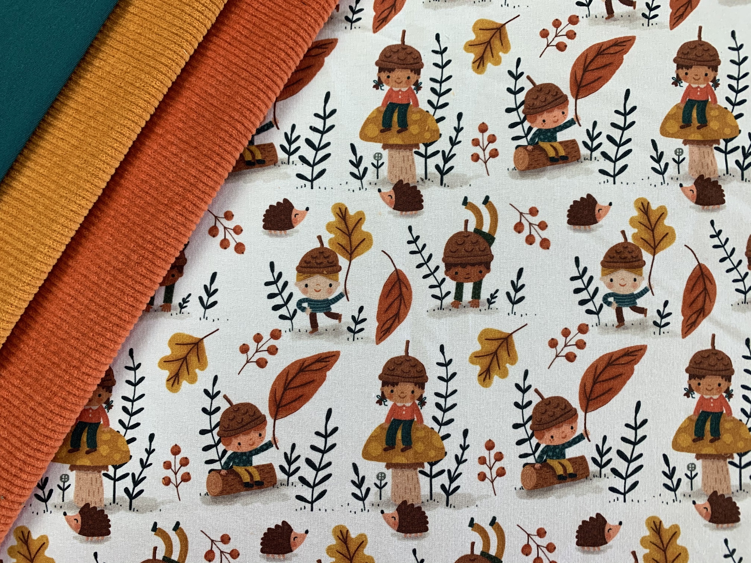 Bio Webware Stoff  -  Fun In The Fall  - Bora, Tiere, creme, Blätter & Ranken, 100% Bio-Baumwolle
