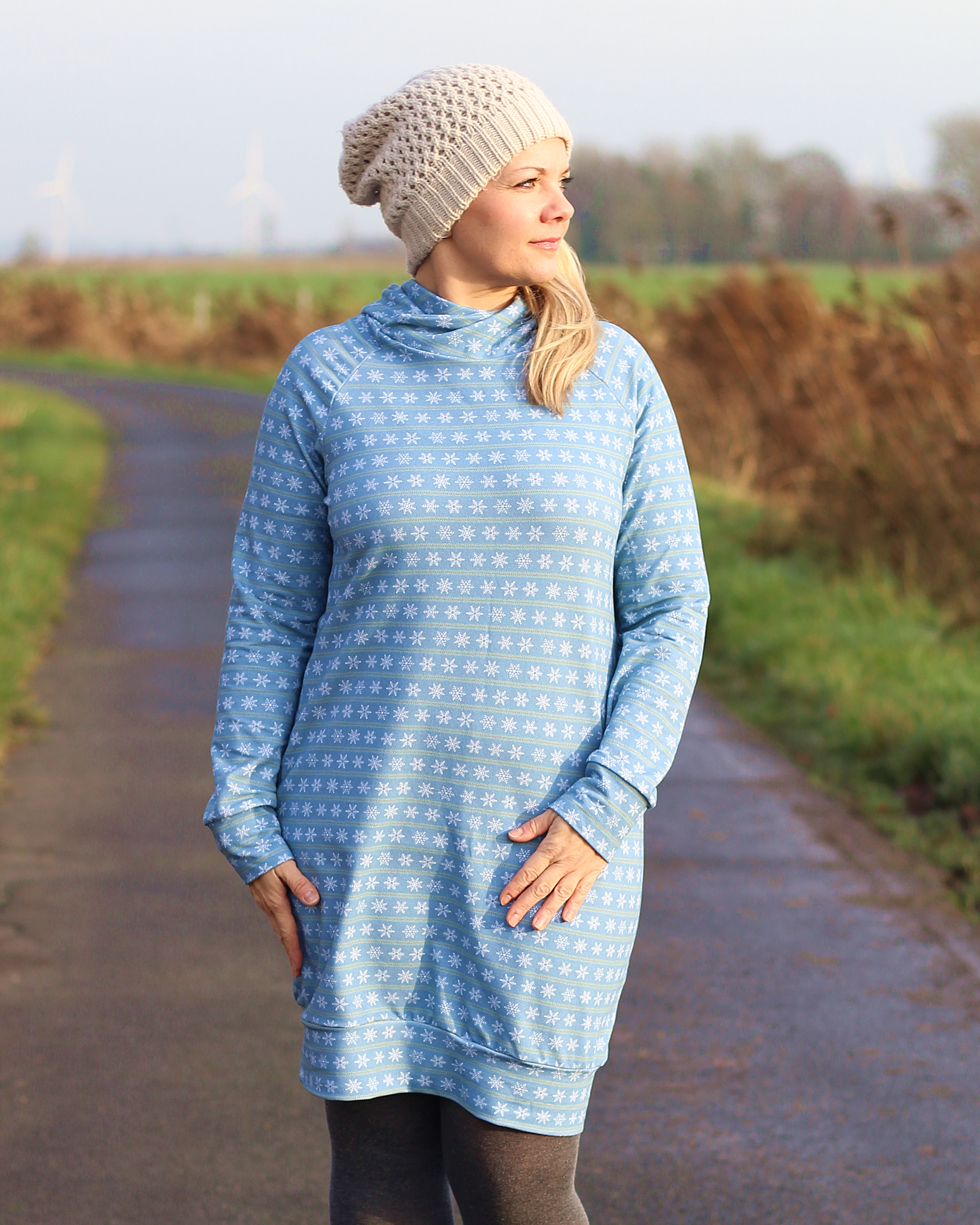 Bio Stoff - Winterliche Streifen mit Schneeflocken hellblau