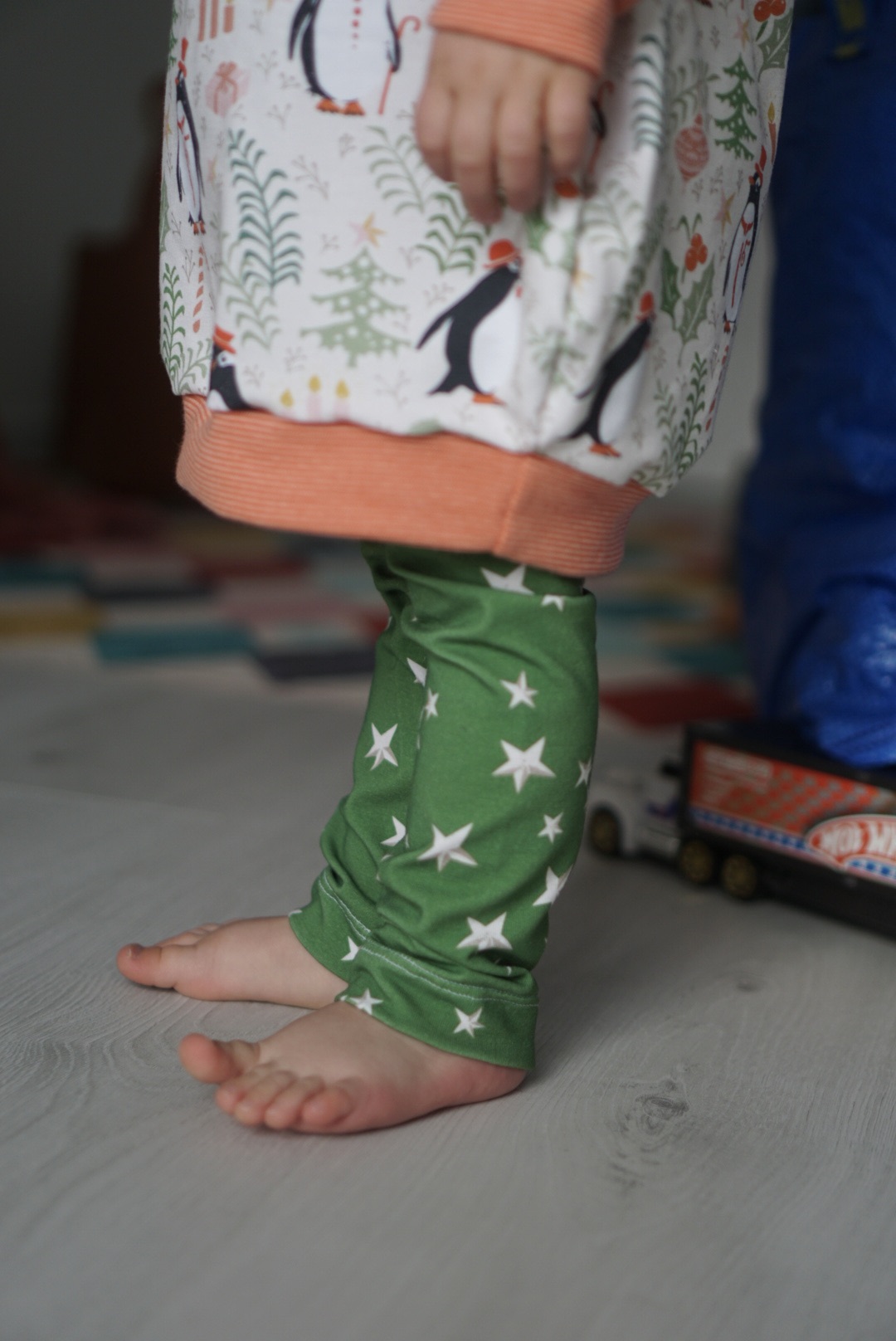 Bio Stoff - Festive Penguins Stars blau