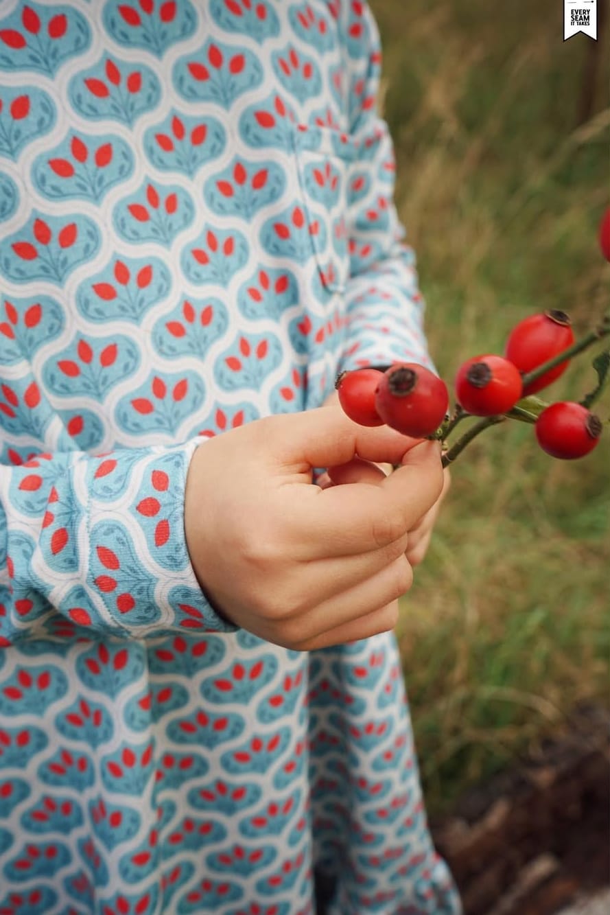 Bio Jersey Stoff  -  Hagebuttenliebe rauchblau  - LisaSanders, blau, Floral & Blumen, Ornamente, Breite 150 cm