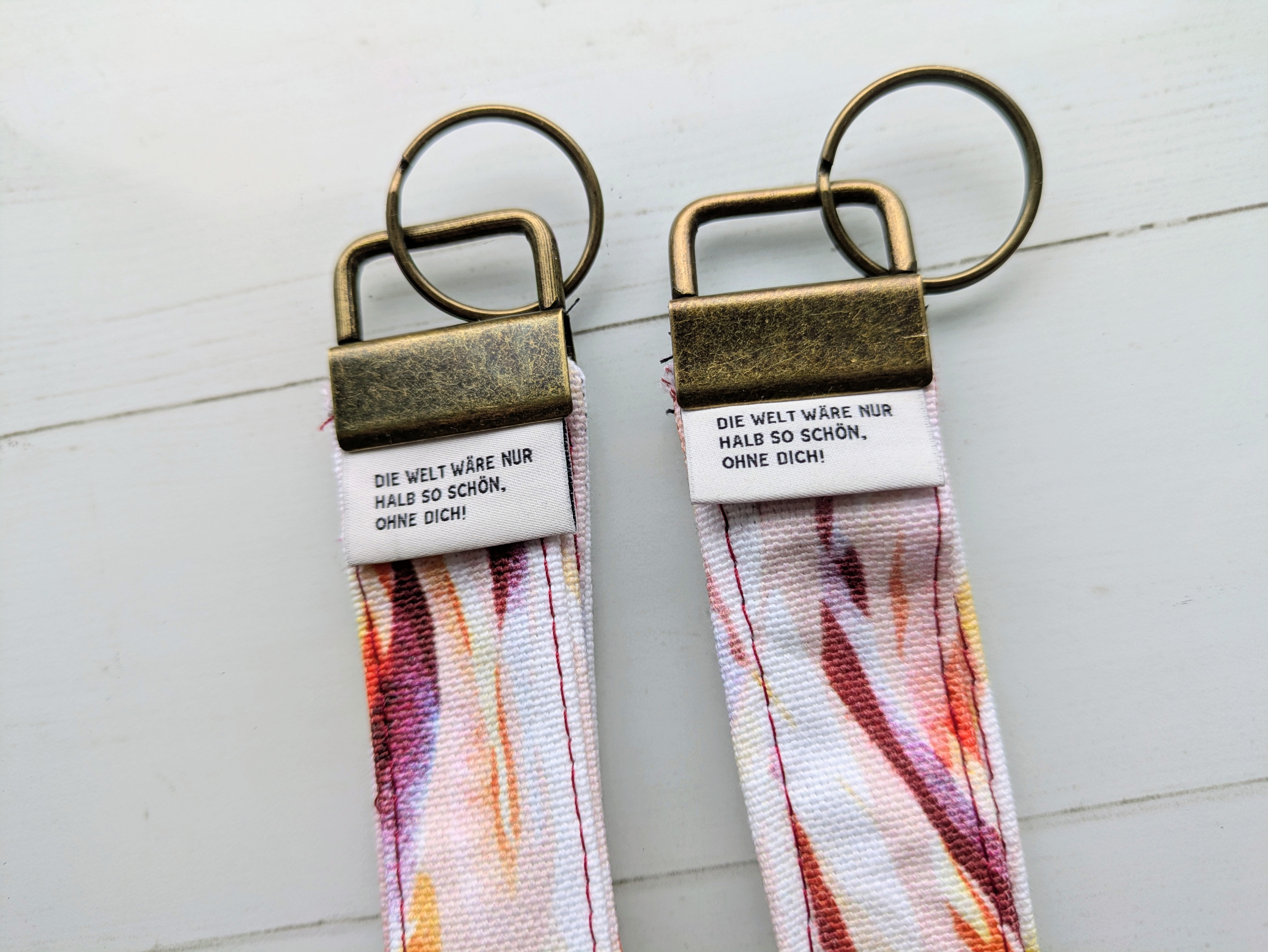 Bio Stoff - Abstract Animal Lines Happy von Kristin Tessen in rot und beige