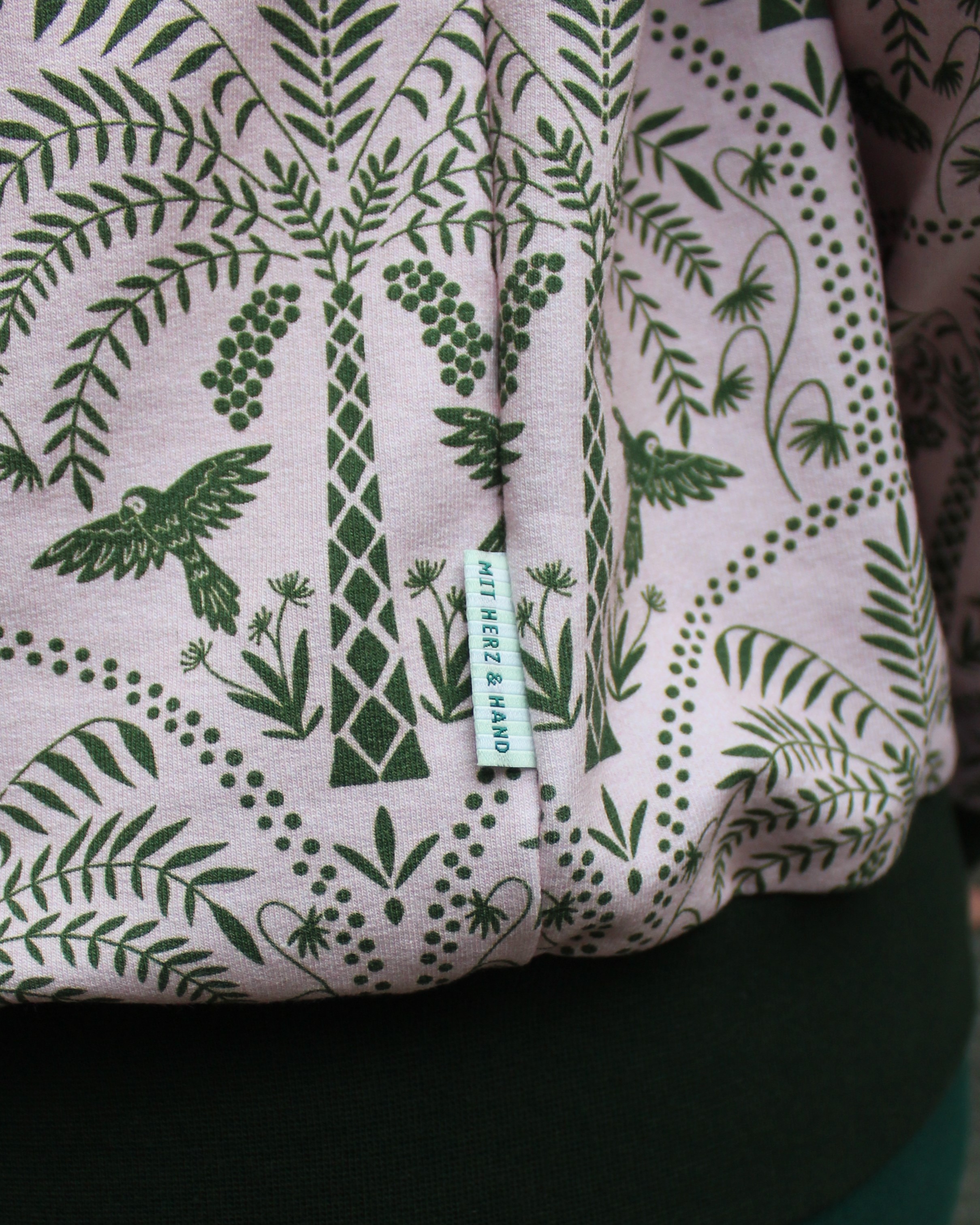 Bio Stoff  - Parrots and Palms dunkelgrün