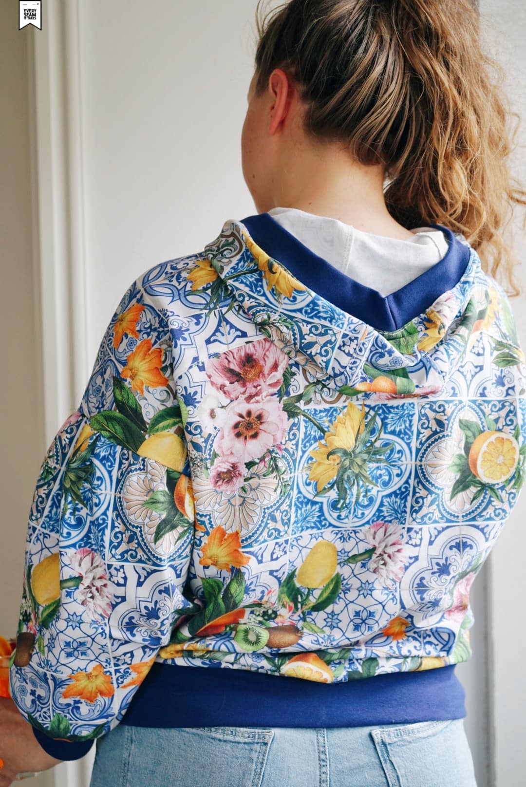 Bio Summersweat Stoff - Amalfi - LilleSelection, bunt, blau, Floral & Blumen, Obst & Gemüse, Frühling, Sommer, Breite 150 cm Bio Summersweat Stoff - Amalfi - LilleSelection, bunt, blau, Floral & Blumen, Obst & Gemüse, Frühling, Sommer, Breite 150 cm