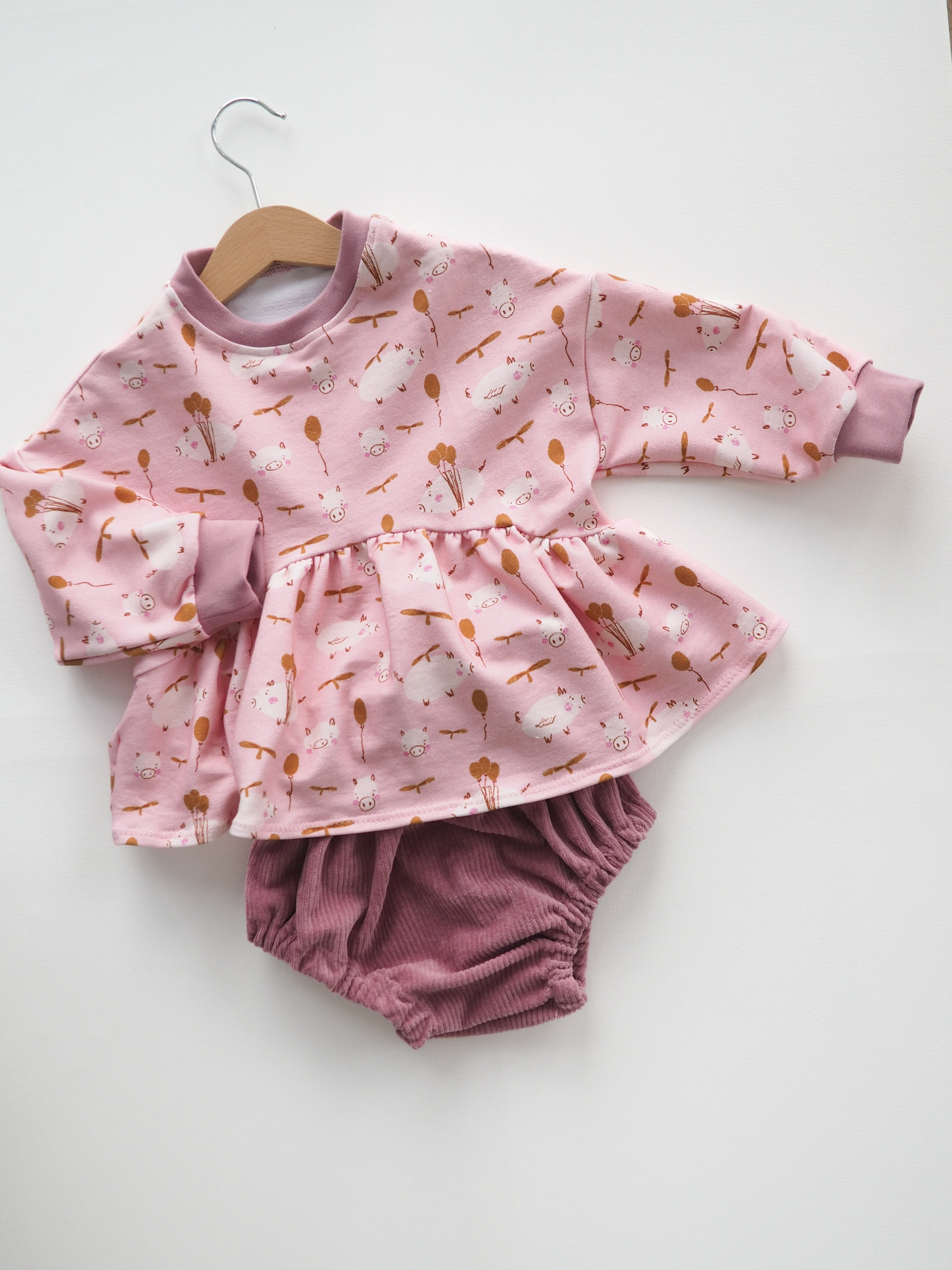 Organic fabric -  Piggy Party pink