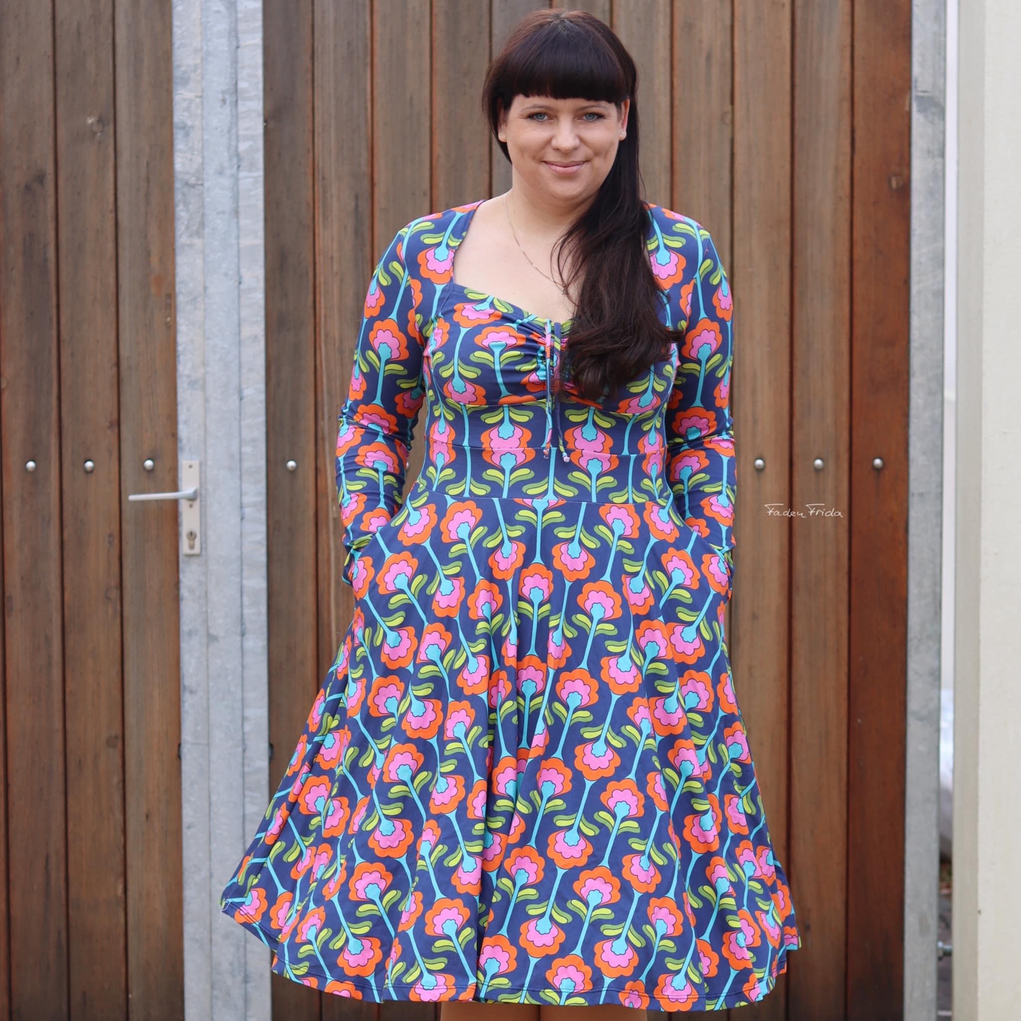 Bio Jersey Stoff  -  Bloomen  - Fummelhummel, Floral & Blumen, blau, Breite 150 cm