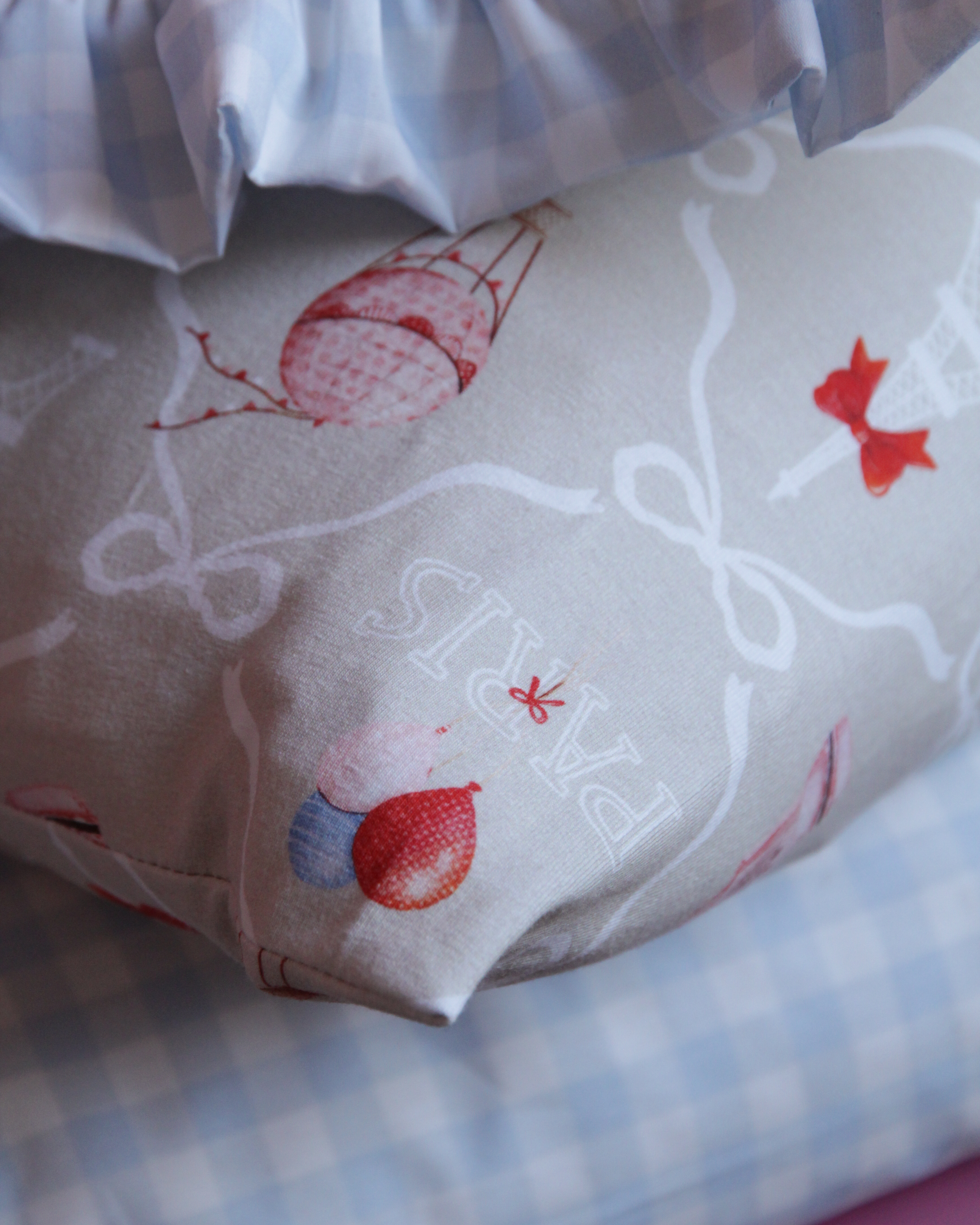 Organic Fabric  - Süße Abenteuer Flug über Paris beige