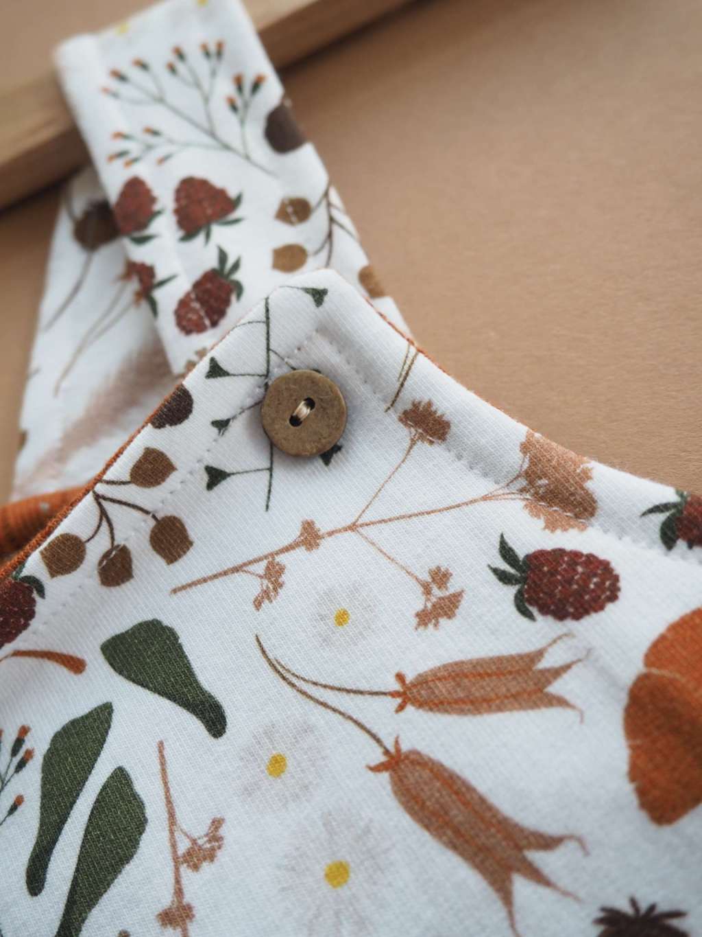 Bio Stoff - Herbstsammelspass Braun von Deinki in braun