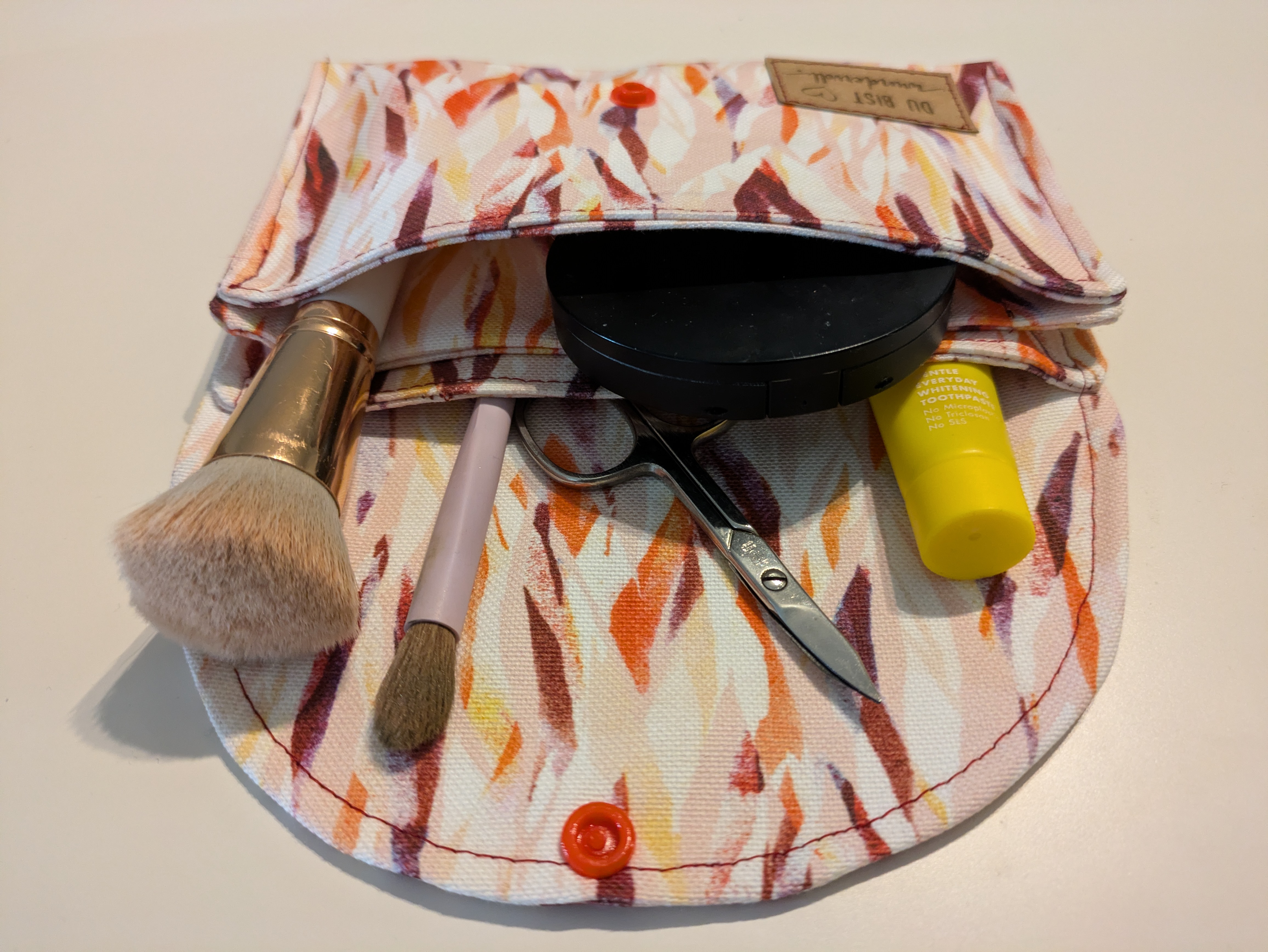 Bio Stoff - Abstract Animal Lines Happy von Kristin Tessen in rot und beige