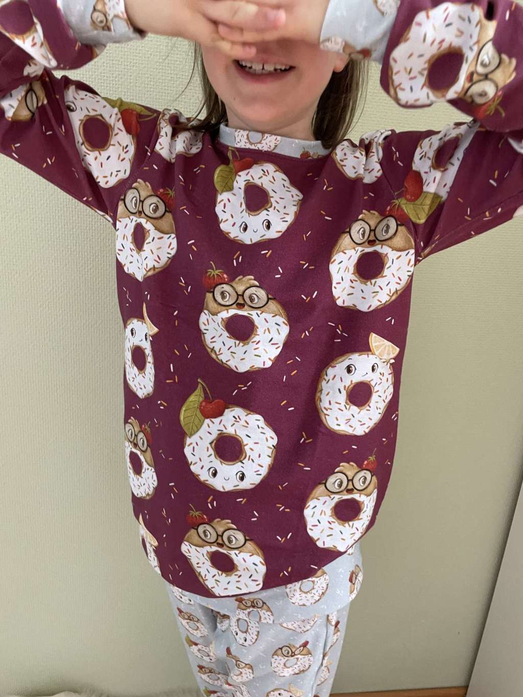 Bio Summersweat Stoff - Donuts Beere - PrettyLittlePigs, bordeaux, Essen Breite 150 cm Bio Summersweat Stoff - Donuts Beere - PrettyLittlePigs, bordeaux, Essen Breite 150 cm