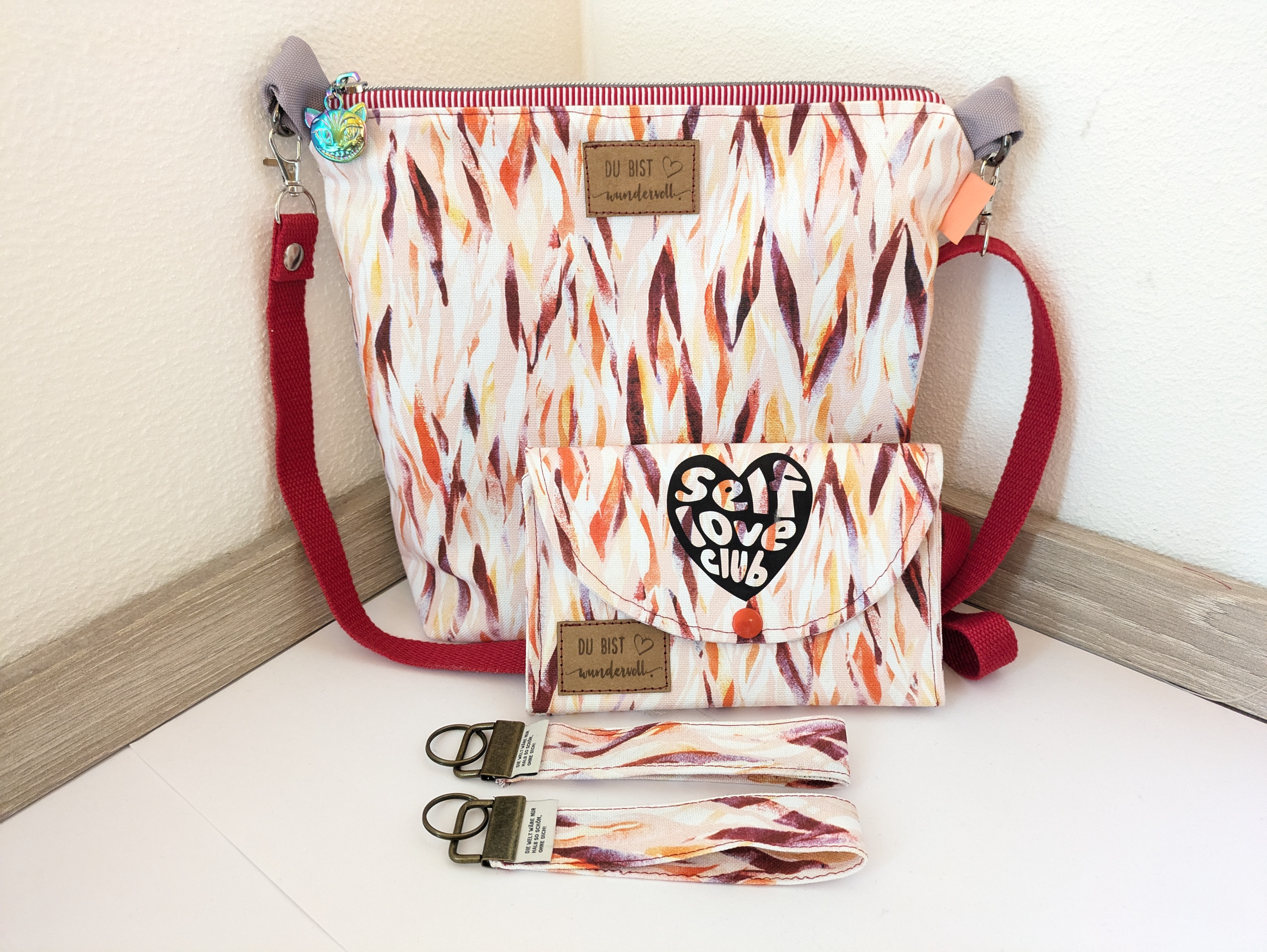 Bio Stoff - Abstract Animal Lines Happy von Kristin Tessen in rot und beige