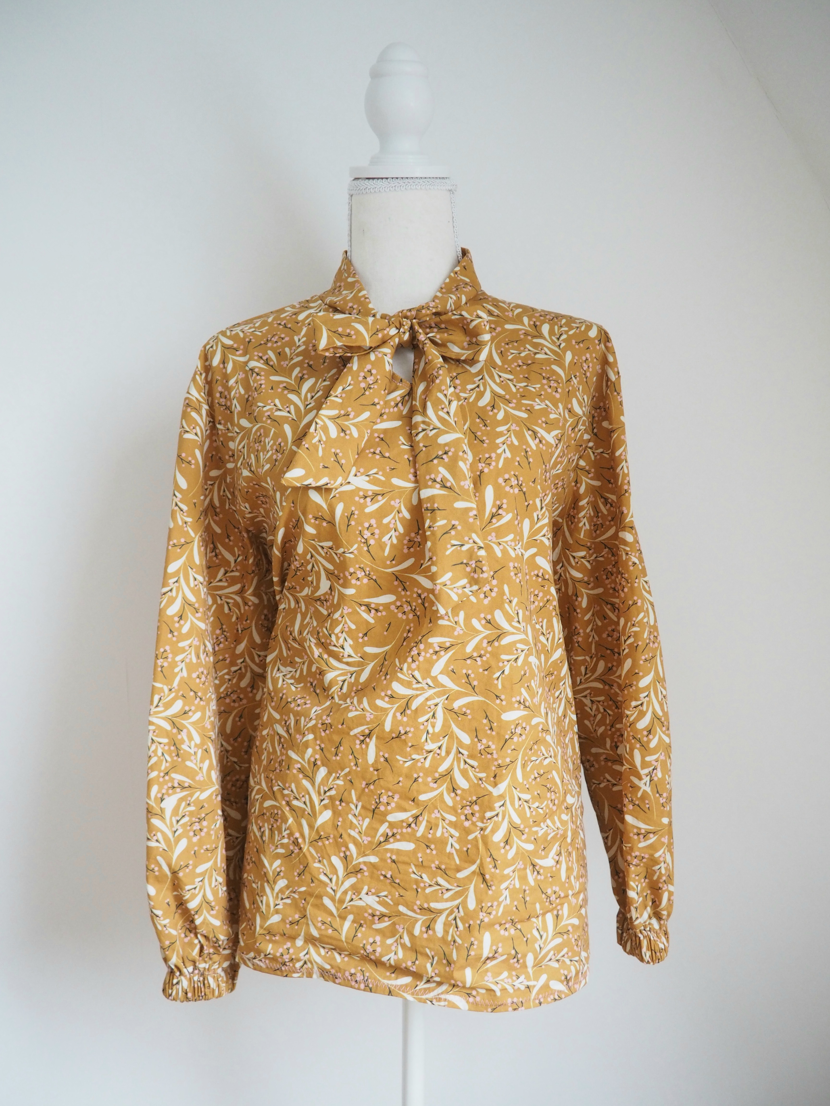 Organic Fabric - Mistletoes gold