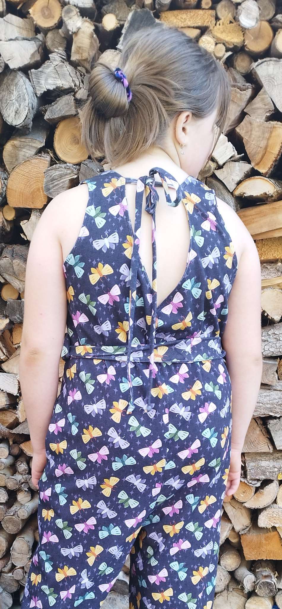 Bio Stoff - Bunte Motten Dunkelblau von Deinki in blau Bio Stoff - Bunte Motten Dunkelblau von Deinki in blau