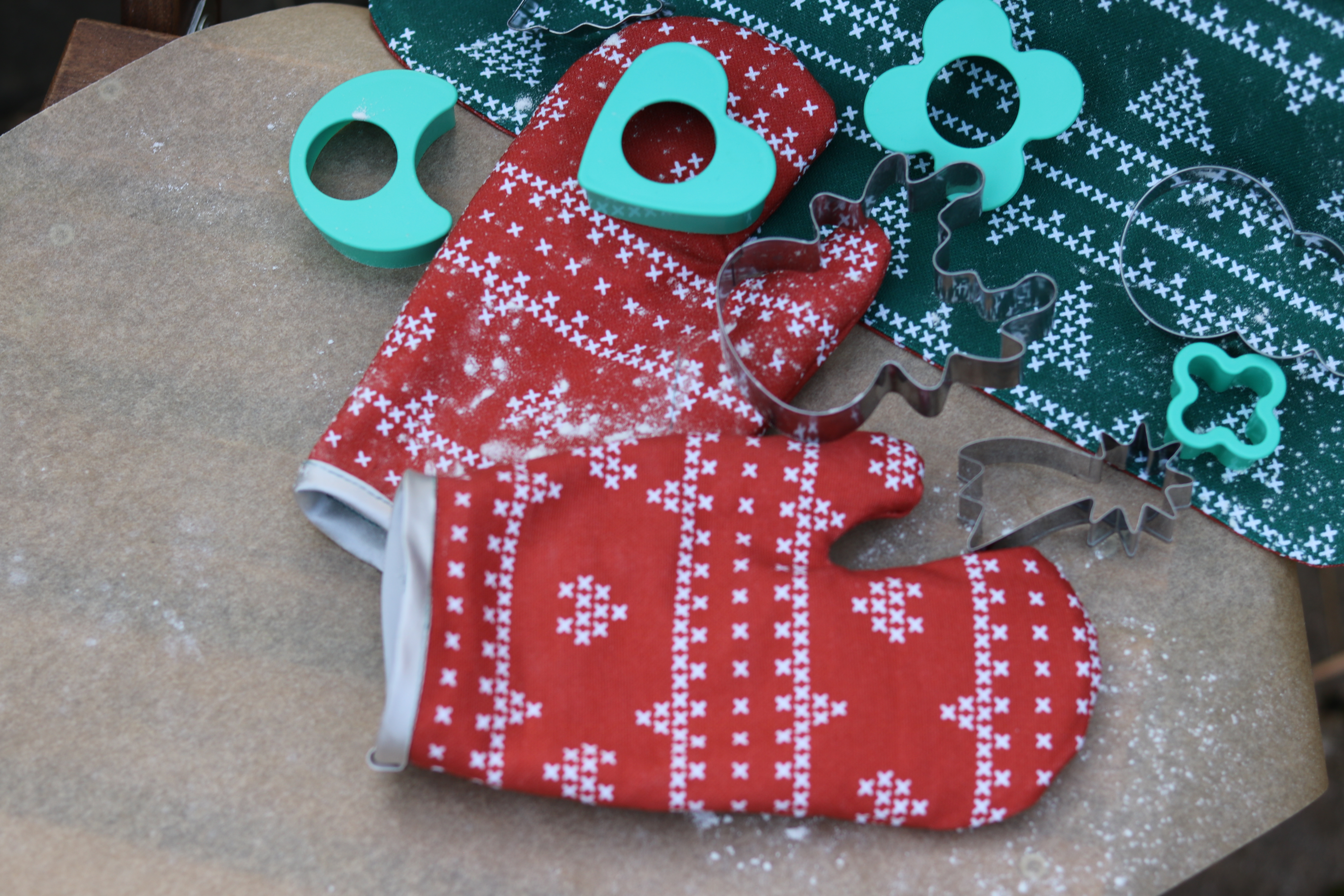 Bio Stoff - 50 cm Panel Kinder Backschürze Mit Handschuhen Rot von Andrea Muehlbauer