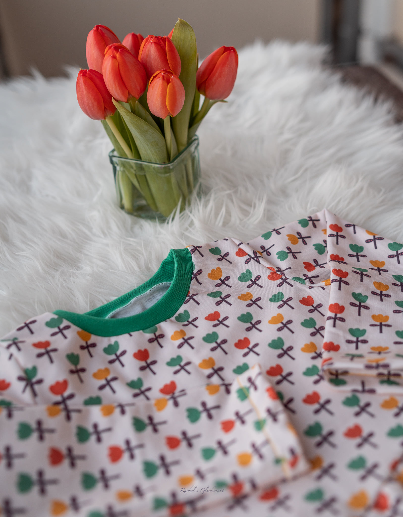 Bio Webware Stoff  -  Tulips  - Bora, Blätter & Ranken, Frühling, Sommer, Floral & Blumen, bunt, beige, 100% Bio-Baumwolle