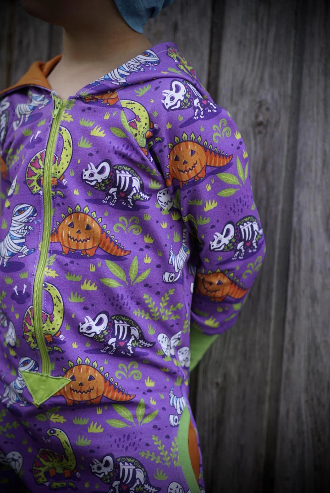 Bio Webware Stoff - Dinoween - LilleSelection, Tiere, Halloween, lila, 100% Bio-Baumwolle Bio Webware Stoff - Dinoween - LilleSelection, Tiere, Halloween, lila, 100% Bio-Baumwolle