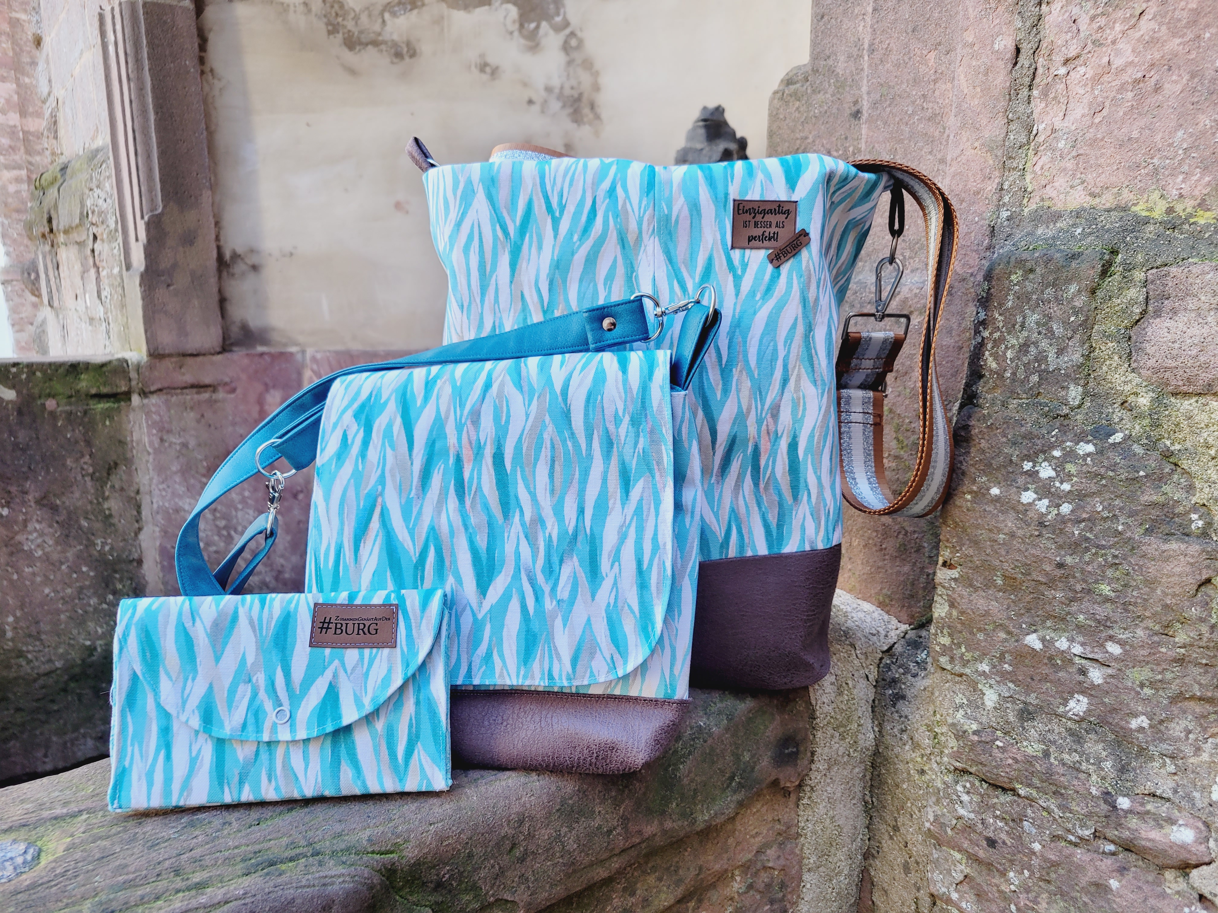 Bio Stoff - Abstract Animal Lines Swimmingpool von Kristin Tessen in türkis