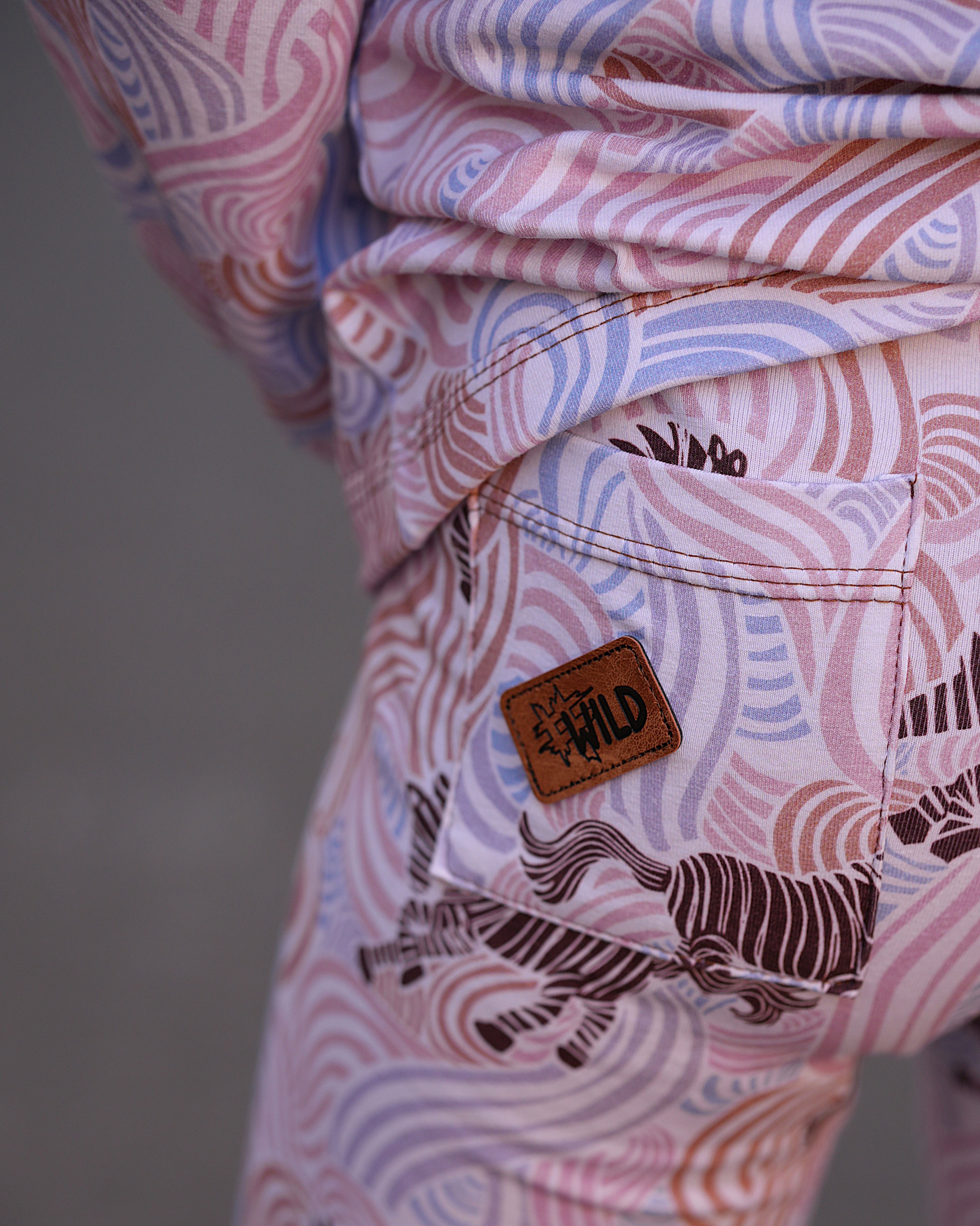 Scuba Stoff  -  Zebras salbei, karamell