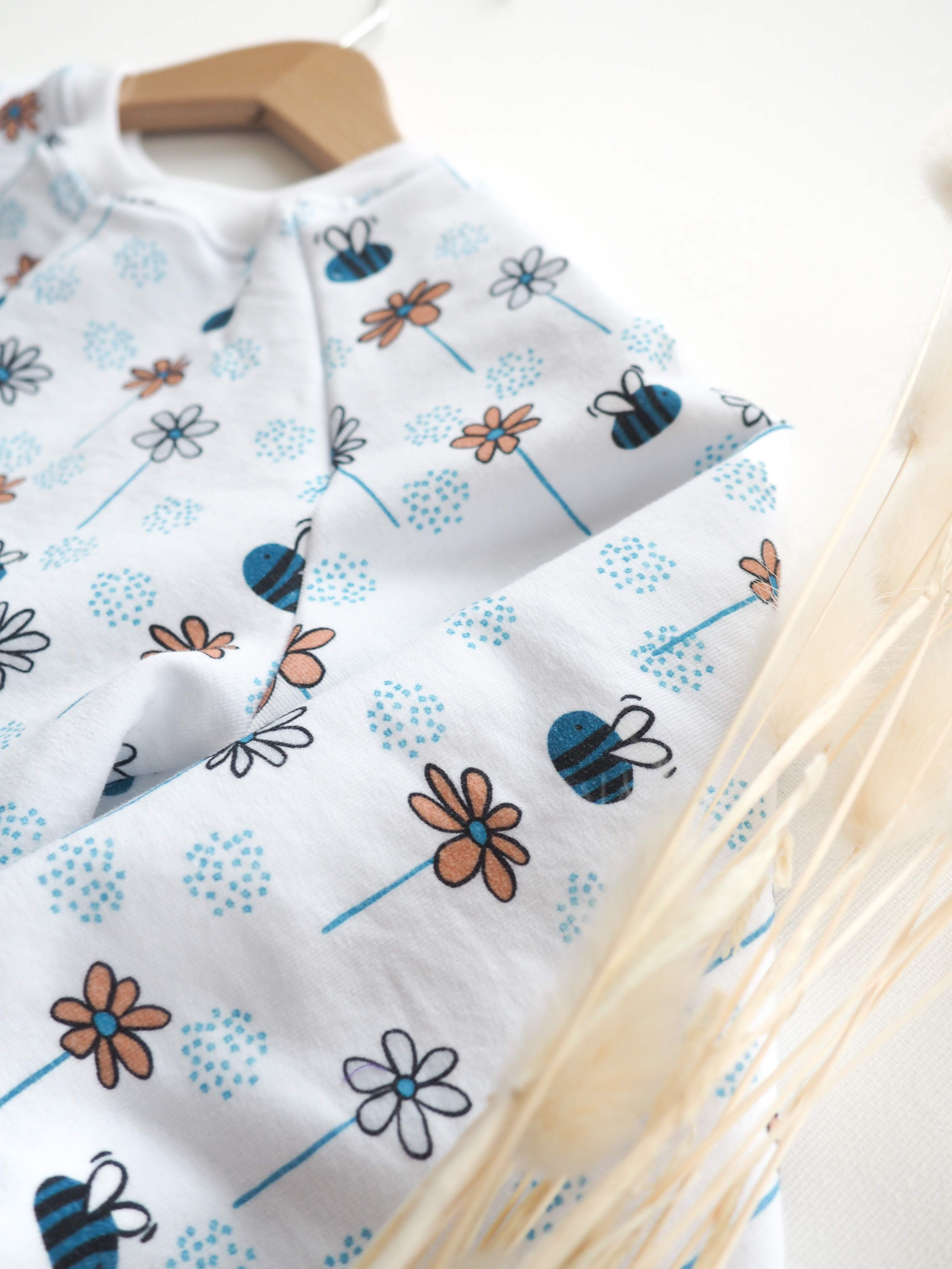 Bio Stoff  - Bienen in Blumen rosa