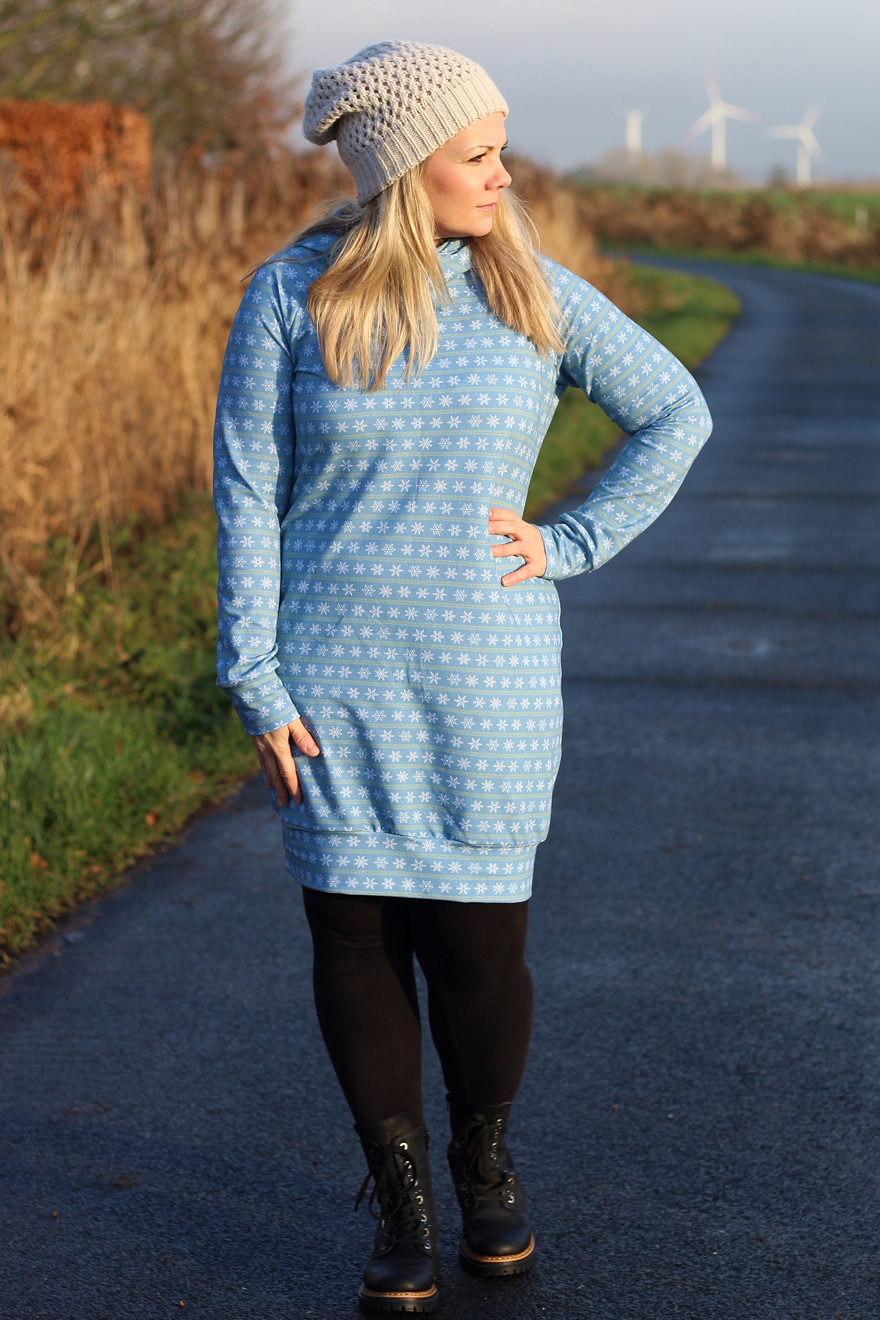 Bio Stoff - Winterliche Streifen mit Schneeflocken hellblau