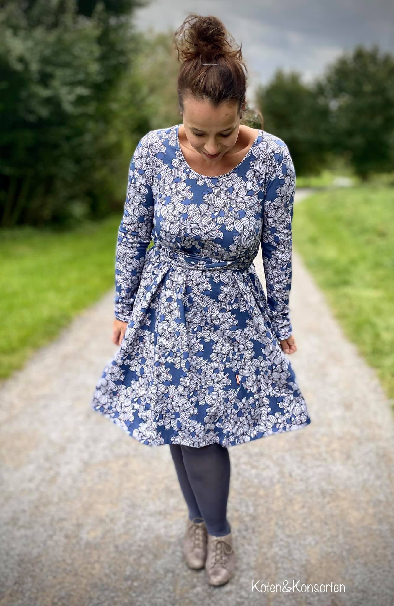 Bio Webware Stoff - Coralie - Enemenemeins, blau, Floral & Blumen, 100% Bio-Baumwolle Bio Webware Stoff - Coralie - Enemenemeins, blau, Floral & Blumen, 100% Bio-Baumwolle