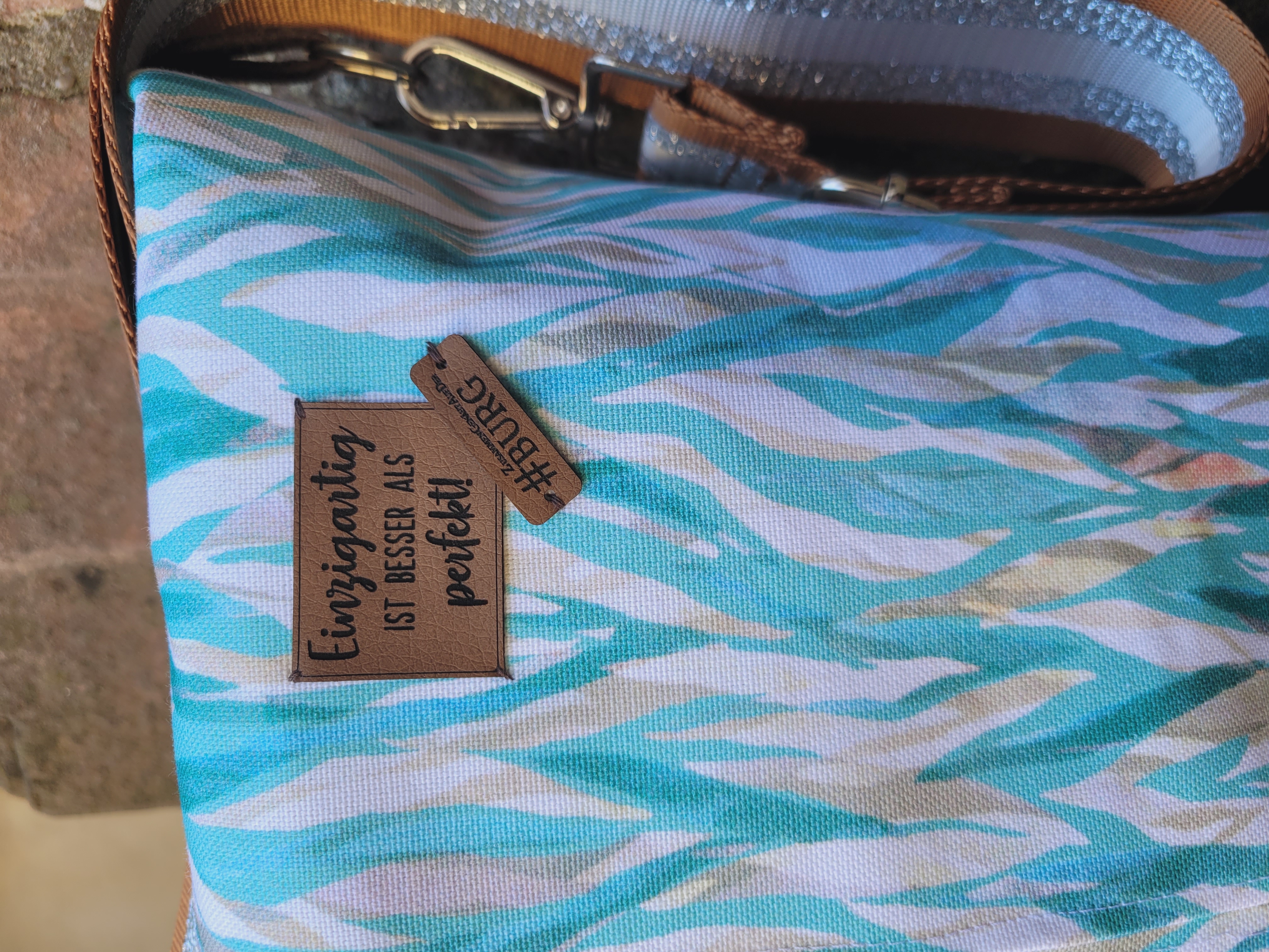 Bio Stoff - Abstract Animal Lines Swimmingpool von Kristin Tessen in türkis