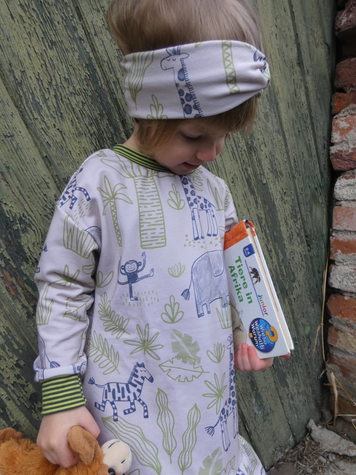 Bio Webware Stoff - Jungle Dream - PetraCoumans, Tiere, creme, grün, Bäume & Palmen, 100% Bio-Baumwolle Bio Webware Stoff - Jungle Dream - PetraCoumans, Tiere, creme, grün, Bäume & Palmen, 100% Bio-Baumwolle