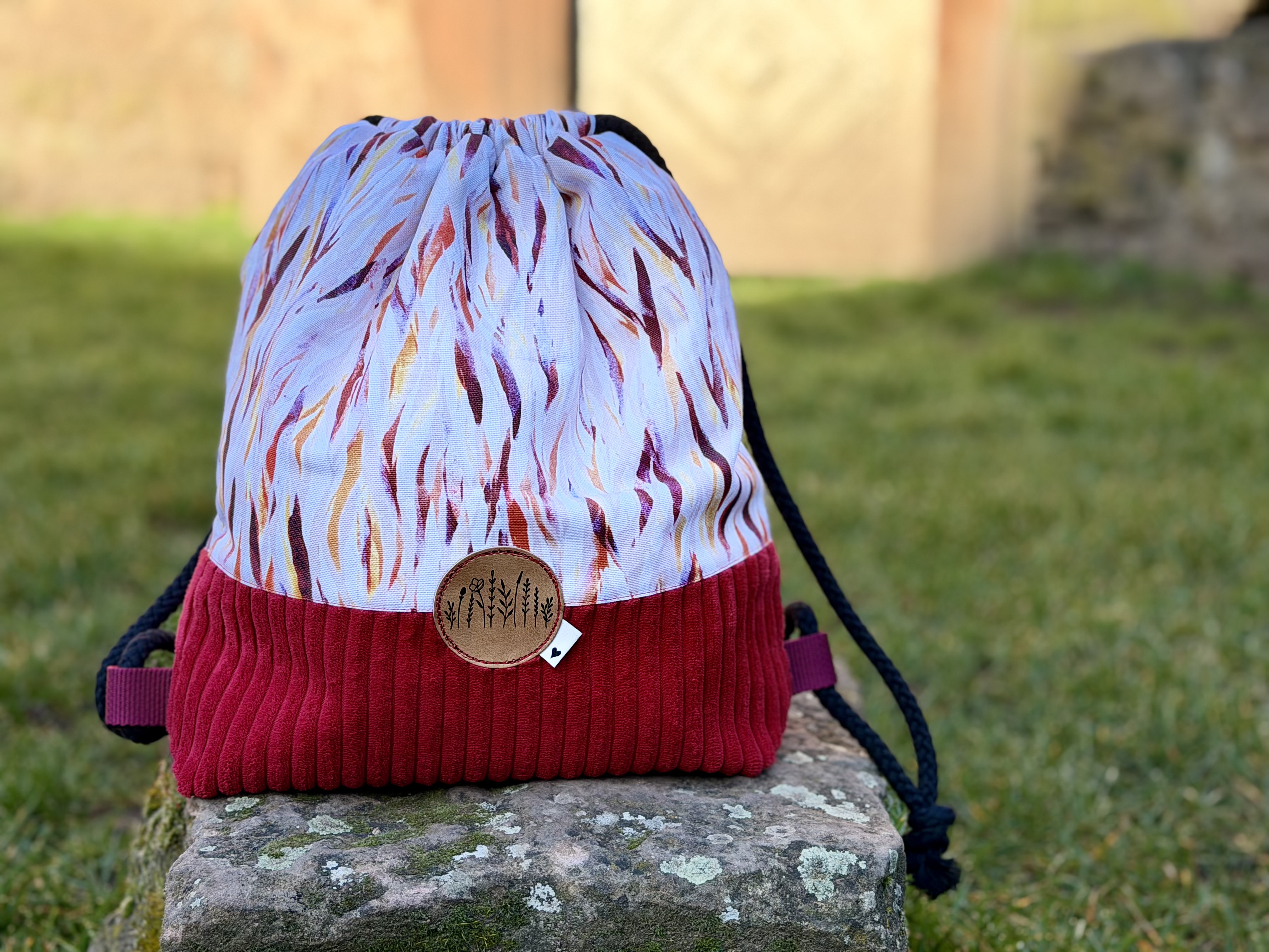 Bio Stoff - Abstract Animal Lines Happy von Kristin Tessen in rot und beige