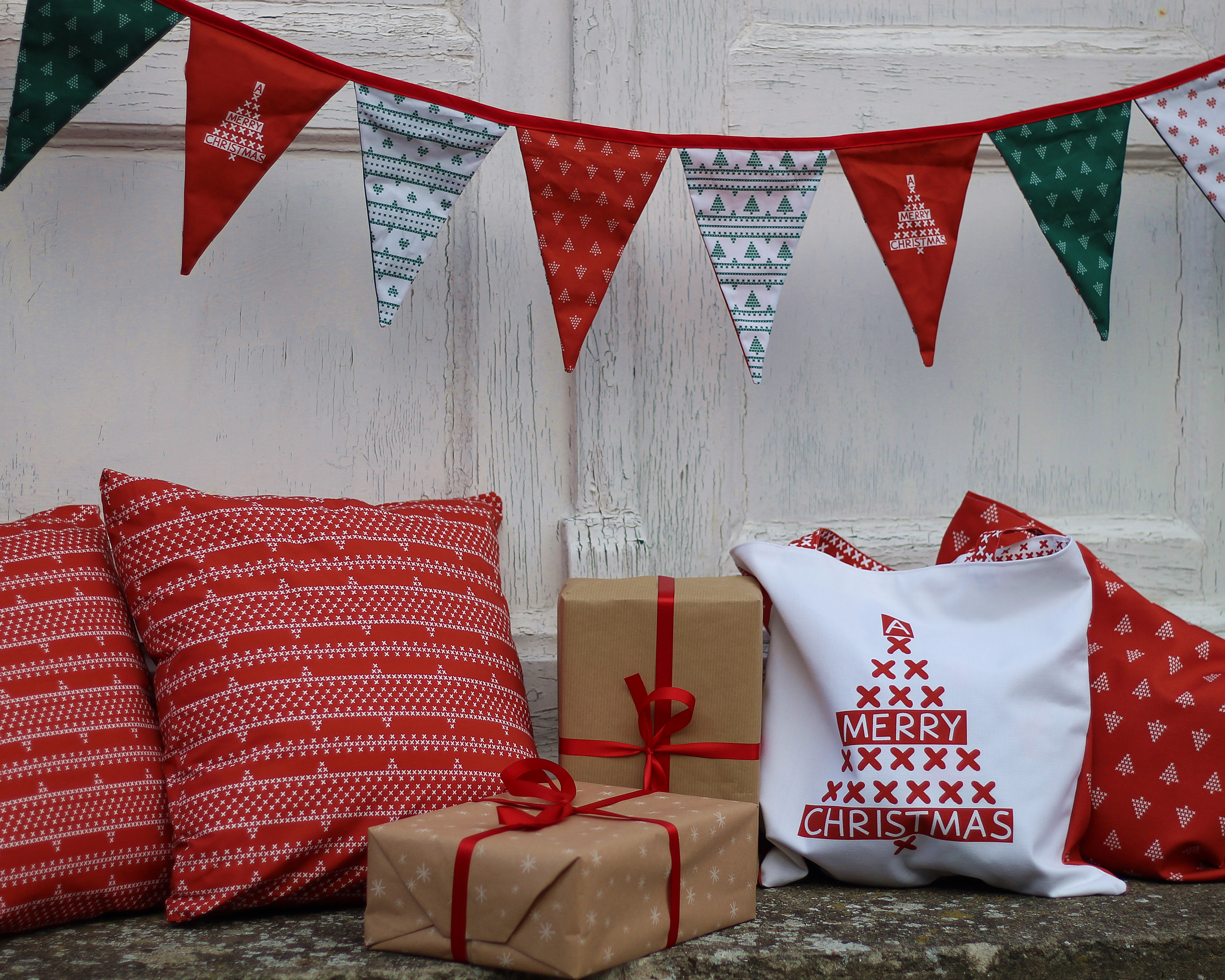 Bio Stoff - 50 cm Panel Weihnachts-Wimpel Kreuzstich von Andrea Muehlbauer in grün und rot