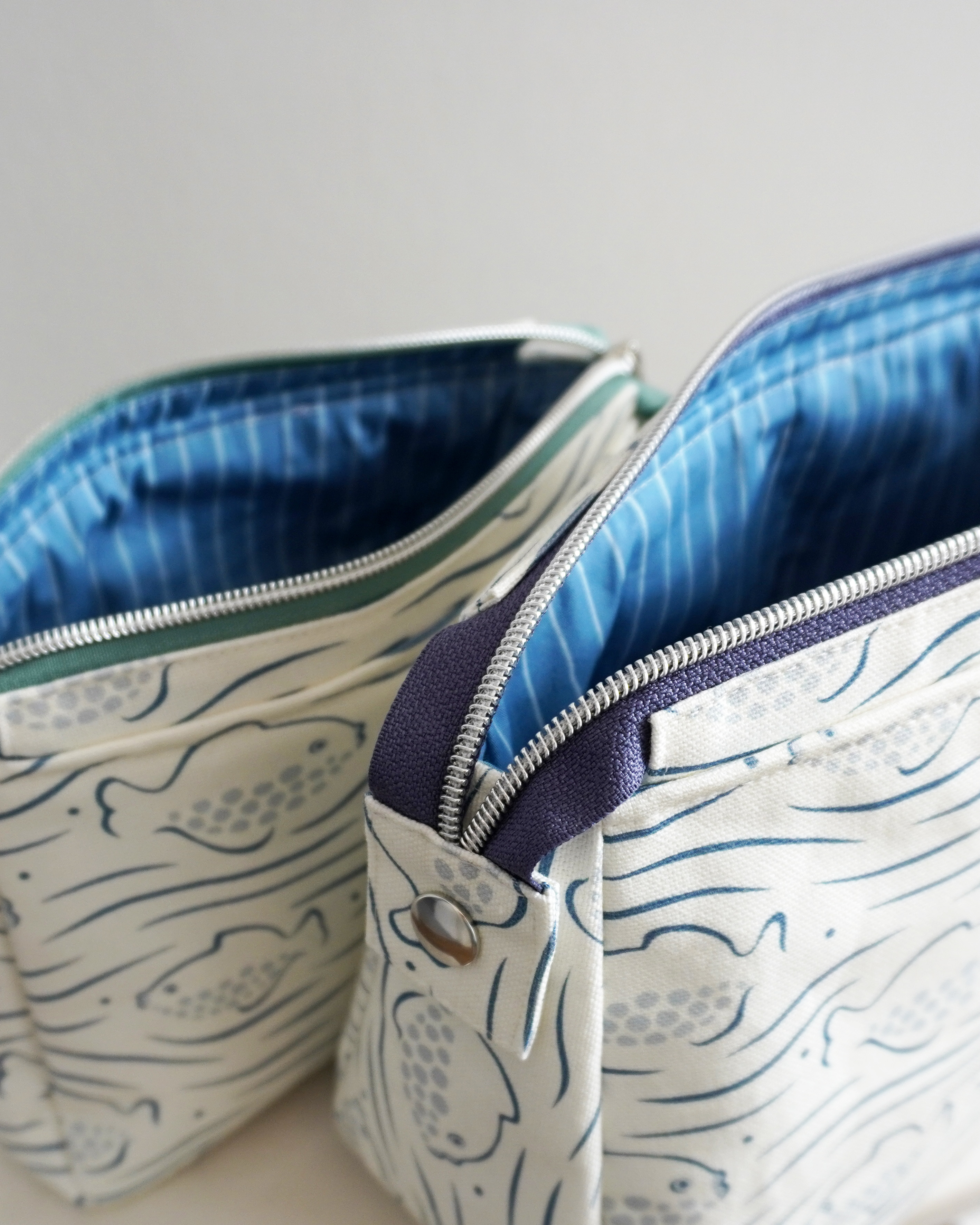 Organic fabric - Fische im Wellenspiel