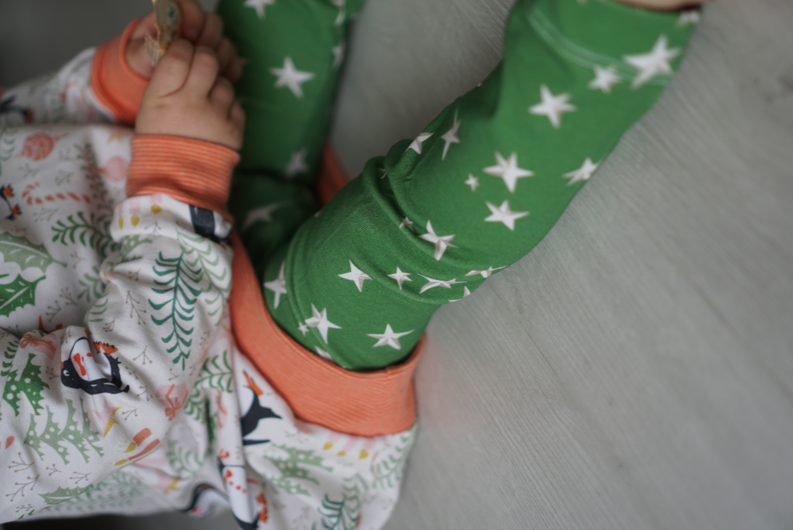 Bio Stoff - Festive Penguins Stars blau