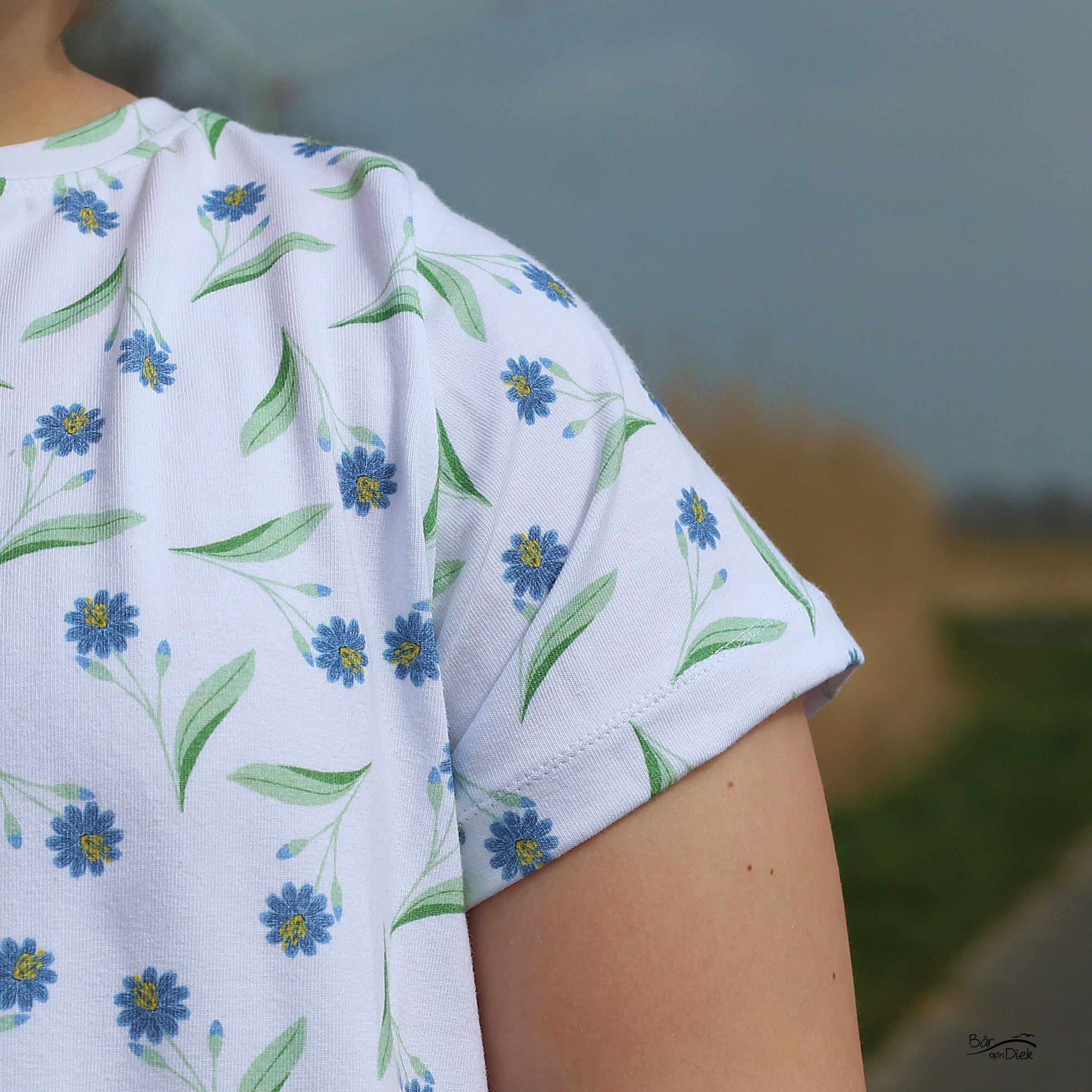 Bio Webware Stoff - Porzellanroeschen Weiss Blau - Deinki, bunt, Floral & Blumen, 100% Bio-Baumwolle Bio Webware Stoff - Porzellanroeschen Weiss Blau - Deinki, bunt, Floral & Blumen, 100% Bio-Baumwolle