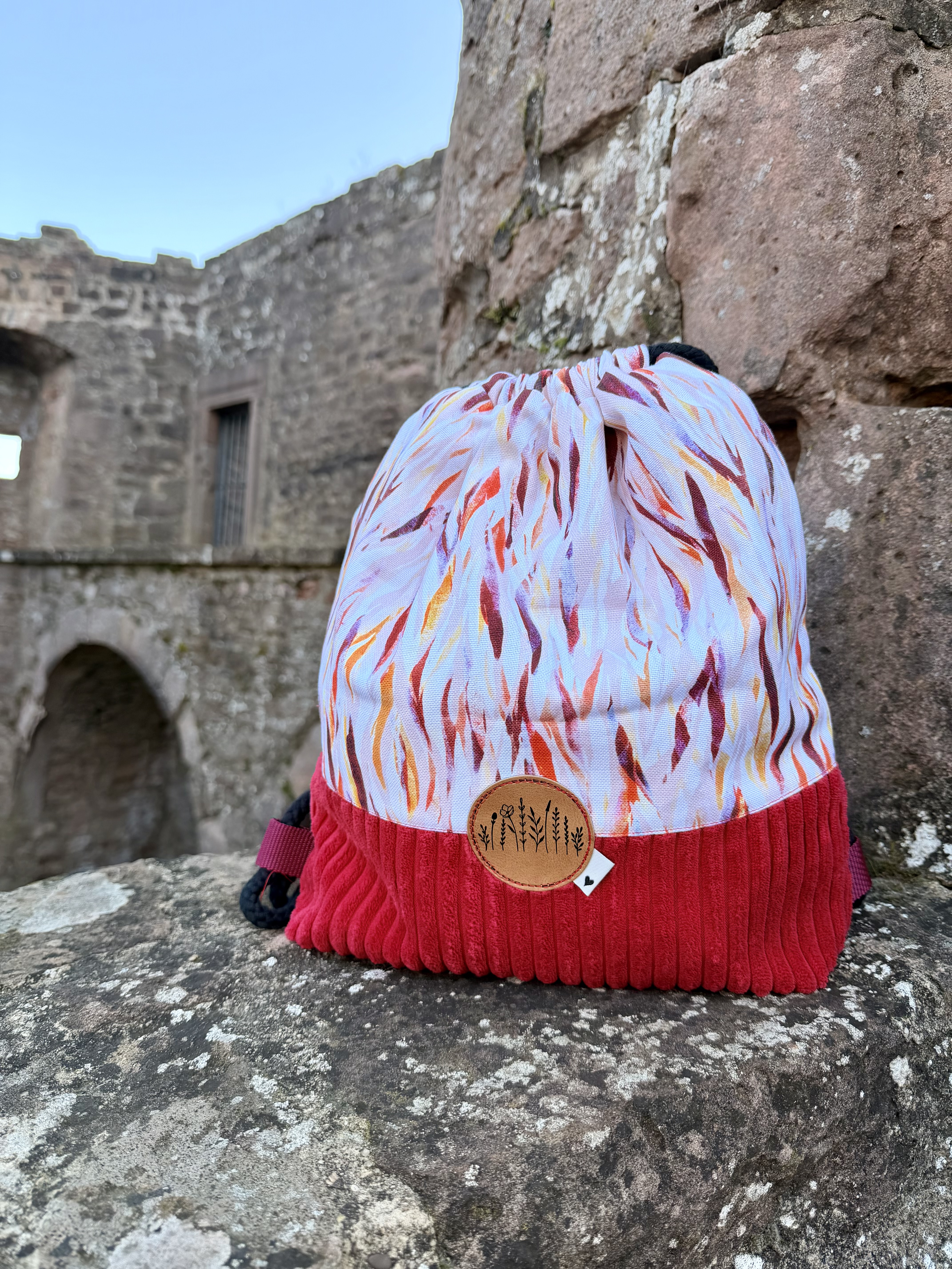 Bio Stoff - Abstract Animal Lines Happy von Kristin Tessen in rot und beige