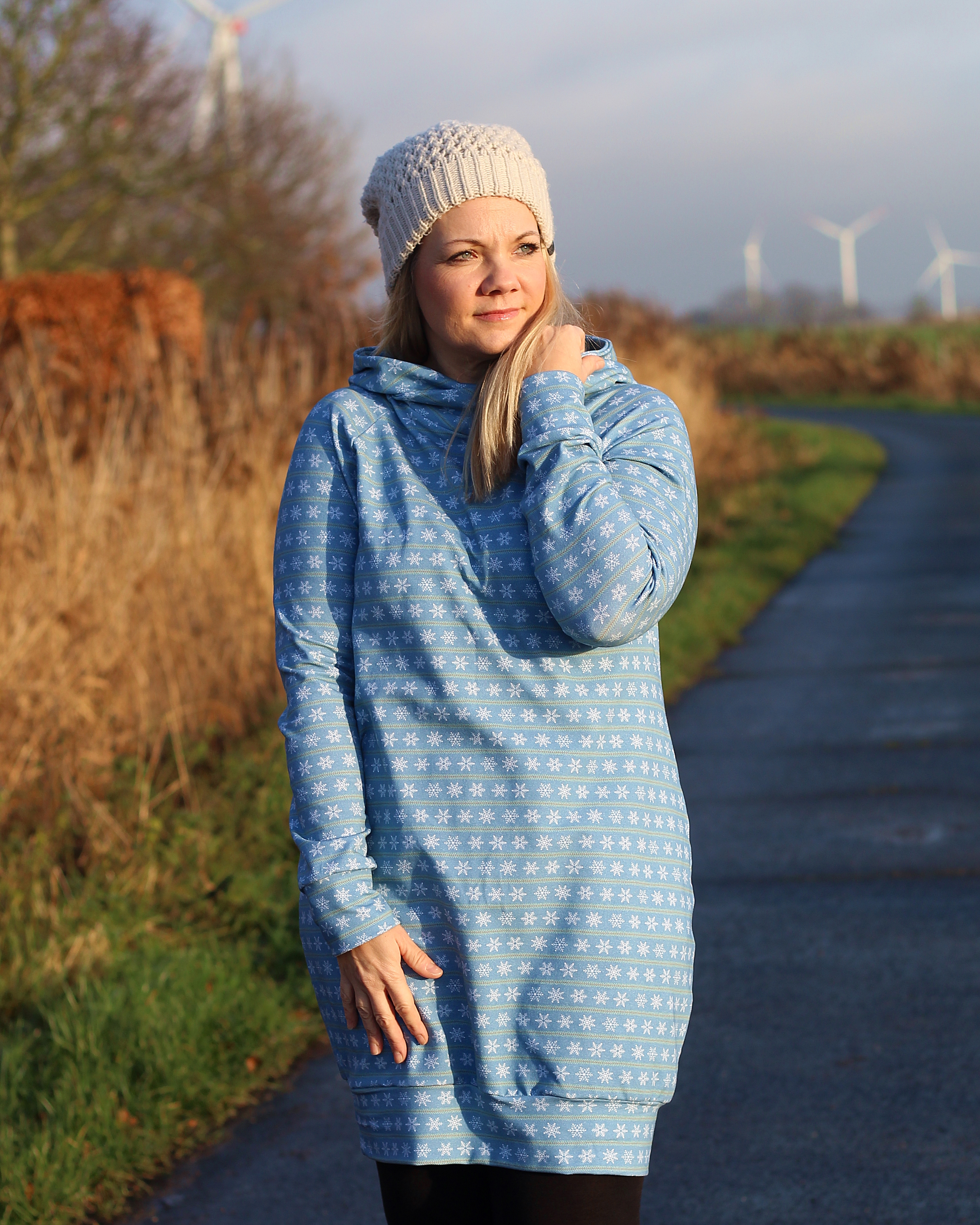 Bio Stoff - Winterliche Streifen mit Schneeflocken hellblau