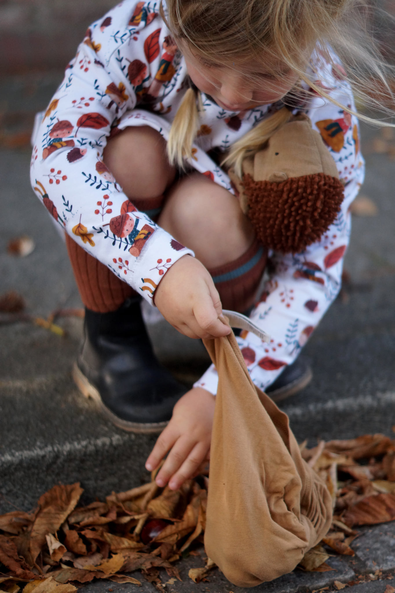 Bio Webware Stoff  -  Fun In The Fall  - Bora, Tiere, creme, Blätter & Ranken, 100% Bio-Baumwolle