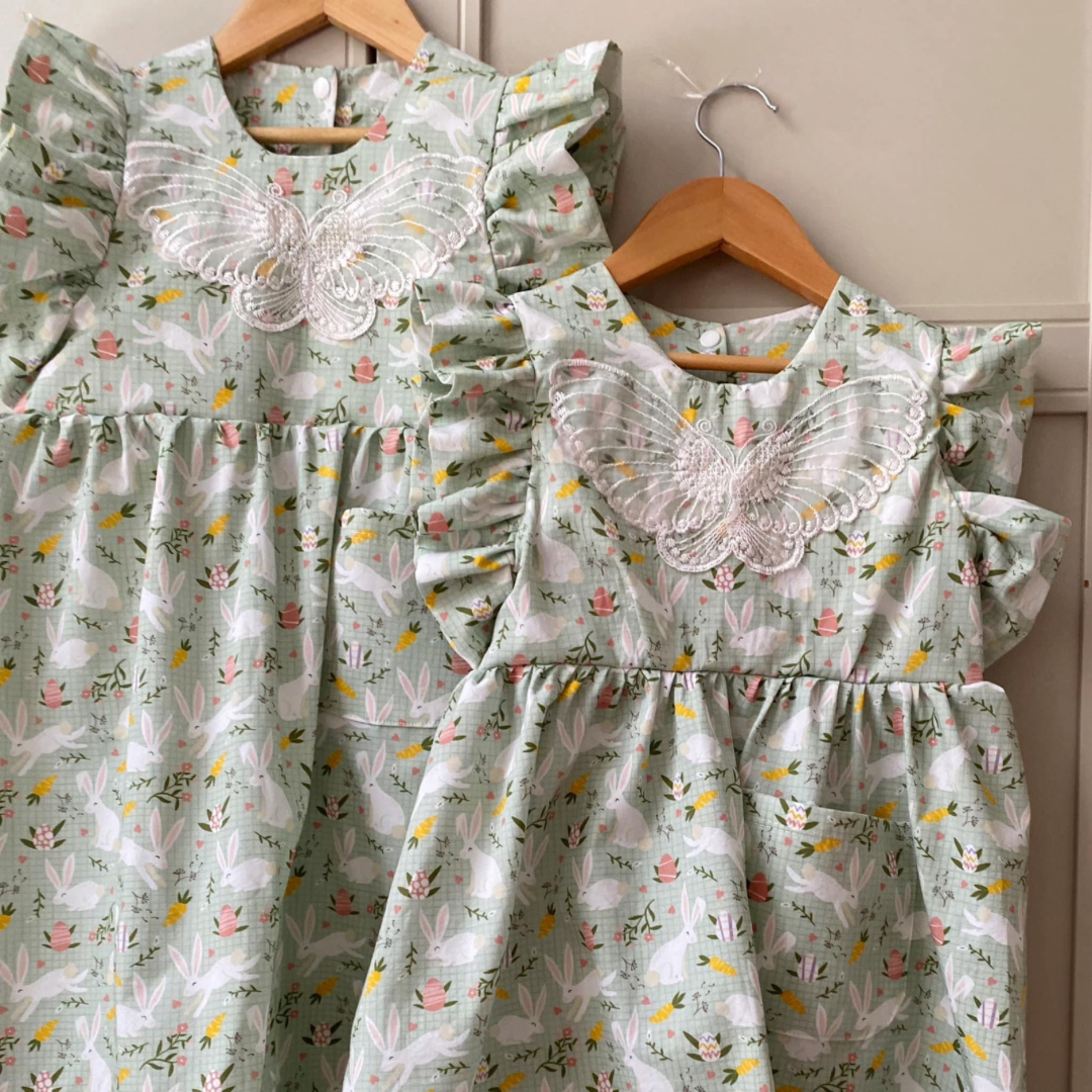 Bio Webware Stoff  -  Happy Bunnies  - PrettyLittlePigs, Tiere, Ostern, grün, 100% Bio-Baumwolle